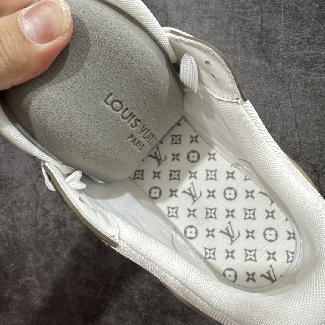 图片[8]-【私人订单】Louis Vuitton LV Trainer 系列 市场最强版 没有之一的存在💪🏻 2025最新版 同步官方星空鞋盒 礼盒包装 纯原顶级高端复刻 高端零售首选版本 购入2025 最新原版1-1开发复刻 相似度百分之99 大货拿在手上无法辨别真假 全鞋身做工精细 进口西班牙3mm斗牛皮摔荔纹韧度拉力十足 鞋面压花长时间不会消失 独家网版开模侧边饰VU ITTON标志与正品完全一致 侧面白荔皮压花凹凸立体感直接媲美正品 新版正品欧斯耐高弹160垫脚 脚感超舒适 独家底磨特供双色TPU组合大底 大底采用进口橡胶树材质套包工艺 固特异缝合锁边空胶工艺 永不开胶断线。 全套专柜24年底圣诞节限定包装，另有经典黄盒包装可选配。 专柜统一尺码（偏大一码）全网独家半码 女码：35 35.5 36 36.5 37 37.5 38 38.5 39 男码：39 40 40.5 41 41.5 42 42.5 43 43.5 44 44.5 45 46 47 （欧码 皮鞋尺码）比运动鞋大一码 全网独家做到最大47码 偏大一码 45=46 46=47 47=48 独家私模-选品中心
