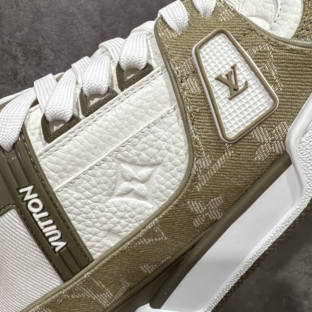 图片[4]-【私人订单】Louis Vuitton LV Trainer 系列 市场最强版 没有之一的存在💪🏻 2025最新版 同步官方星空鞋盒 礼盒包装 纯原顶级高端复刻 高端零售首选版本 购入2025 最新原版1-1开发复刻 相似度百分之99 大货拿在手上无法辨别真假 全鞋身做工精细 进口西班牙3mm斗牛皮摔荔纹韧度拉力十足 鞋面压花长时间不会消失 独家网版开模侧边饰VU ITTON标志与正品完全一致 侧面白荔皮压花凹凸立体感直接媲美正品 新版正品欧斯耐高弹160垫脚 脚感超舒适 独家底磨特供双色TPU组合大底 大底采用进口橡胶树材质套包工艺 固特异缝合锁边空胶工艺 永不开胶断线。 全套专柜24年底圣诞节限定包装，另有经典黄盒包装可选配。 专柜统一尺码（偏大一码）全网独家半码 女码：35 35.5 36 36.5 37 37.5 38 38.5 39 男码：39 40 40.5 41 41.5 42 42.5 43 43.5 44 44.5 45 46 47 （欧码 皮鞋尺码）比运动鞋大一码 全网独家做到最大47码 偏大一码 45=46 46=47 47=48 独家私模-选品中心