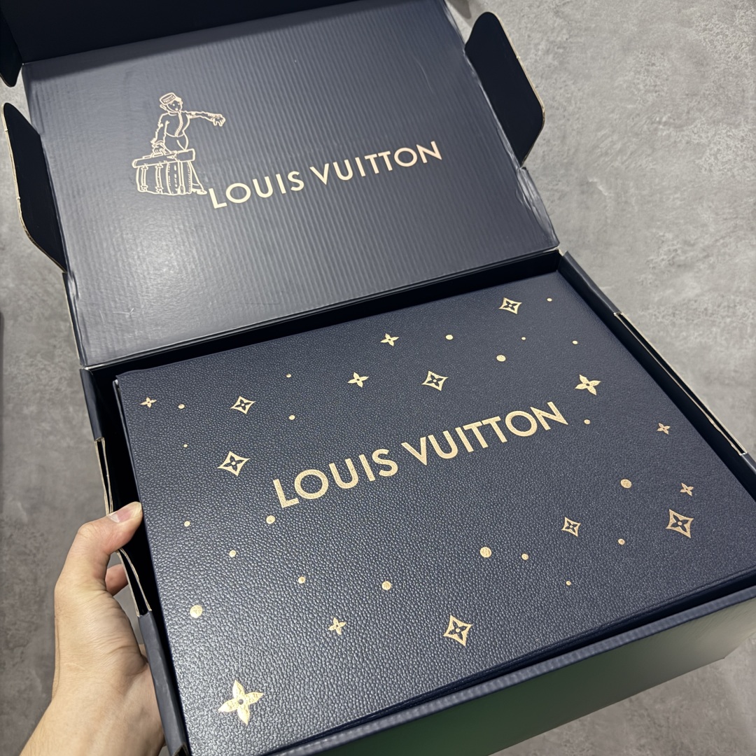 图片[11]-【私人订单】Louis Vuitton LV Trainer 系列 市场最强版 没有之一的存在💪🏻 2025最新版 同步官方星空鞋盒 礼盒包装 纯原顶级高端复刻 高端零售首选版本 购入2025 最新原版1-1开发复刻 相似度百分之99 大货拿在手上无法辨别真假 全鞋身做工精细 进口西班牙3mm斗牛皮摔荔纹韧度拉力十足 鞋面压花长时间不会消失 独家网版开模侧边饰VU ITTON标志与正品完全一致 侧面白荔皮压花凹凸立体感直接媲美正品 新版正品欧斯耐高弹160垫脚 脚感超舒适 独家底磨特供双色TPU组合大底 大底采用进口橡胶树材质套包工艺 固特异缝合锁边空胶工艺 永不开胶断线。 全套专柜24年底圣诞节限定包装，另有经典黄盒包装可选配。 专柜统一尺码（偏大一码）全网独家半码 女码：35 35.5 36 36.5 37 37.5 38 38.5 39 男码：39 40 40.5 41 41.5 42 42.5 43 43.5 44 44.5 45 46 47 （欧码 皮鞋尺码）比运动鞋大一码 全网独家做到最大47码 偏大一码 45=46 46=47 47=48 独家私模-选品中心