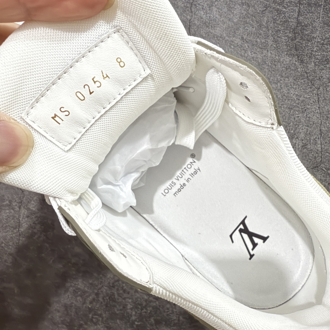 图片[7]-【私人订单】Louis Vuitton LV Trainer 系列 市场最强版 没有之一的存在💪🏻 2025最新版 同步官方星空鞋盒 礼盒包装 纯原顶级高端复刻 高端零售首选版本 购入2025 最新原版1-1开发复刻 相似度百分之99 大货拿在手上无法辨别真假 全鞋身做工精细 进口西班牙3mm斗牛皮摔荔纹韧度拉力十足 鞋面压花长时间不会消失 独家网版开模侧边饰VU ITTON标志与正品完全一致 侧面白荔皮压花凹凸立体感直接媲美正品 新版正品欧斯耐高弹160垫脚 脚感超舒适 独家底磨特供双色TPU组合大底 大底采用进口橡胶树材质套包工艺 固特异缝合锁边空胶工艺 永不开胶断线。 全套专柜24年底圣诞节限定包装，另有经典黄盒包装可选配。 专柜统一尺码（偏大一码）全网独家半码 女码：35 35.5 36 36.5 37 37.5 38 38.5 39 男码：39 40 40.5 41 41.5 42 42.5 43 43.5 44 44.5 45 46 47 （欧码 皮鞋尺码）比运动鞋大一码 全网独家做到最大47码 偏大一码 45=46 46=47 47=48 独家私模-选品中心