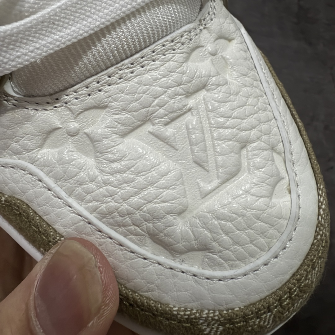图片[5]-【私人订单】Louis Vuitton LV Trainer 系列 市场最强版 没有之一的存在💪🏻 2025最新版 同步官方星空鞋盒 礼盒包装 纯原顶级高端复刻 高端零售首选版本 购入2025 最新原版1-1开发复刻 相似度百分之99 大货拿在手上无法辨别真假 全鞋身做工精细 进口西班牙3mm斗牛皮摔荔纹韧度拉力十足 鞋面压花长时间不会消失 独家网版开模侧边饰VU ITTON标志与正品完全一致 侧面白荔皮压花凹凸立体感直接媲美正品 新版正品欧斯耐高弹160垫脚 脚感超舒适 独家底磨特供双色TPU组合大底 大底采用进口橡胶树材质套包工艺 固特异缝合锁边空胶工艺 永不开胶断线。 全套专柜24年底圣诞节限定包装，另有经典黄盒包装可选配。 专柜统一尺码（偏大一码）全网独家半码 女码：35 35.5 36 36.5 37 37.5 38 38.5 39 男码：39 40 40.5 41 41.5 42 42.5 43 43.5 44 44.5 45 46 47 （欧码 皮鞋尺码）比运动鞋大一码 全网独家做到最大47码 偏大一码 45=46 46=47 47=48 独家私模-选品中心