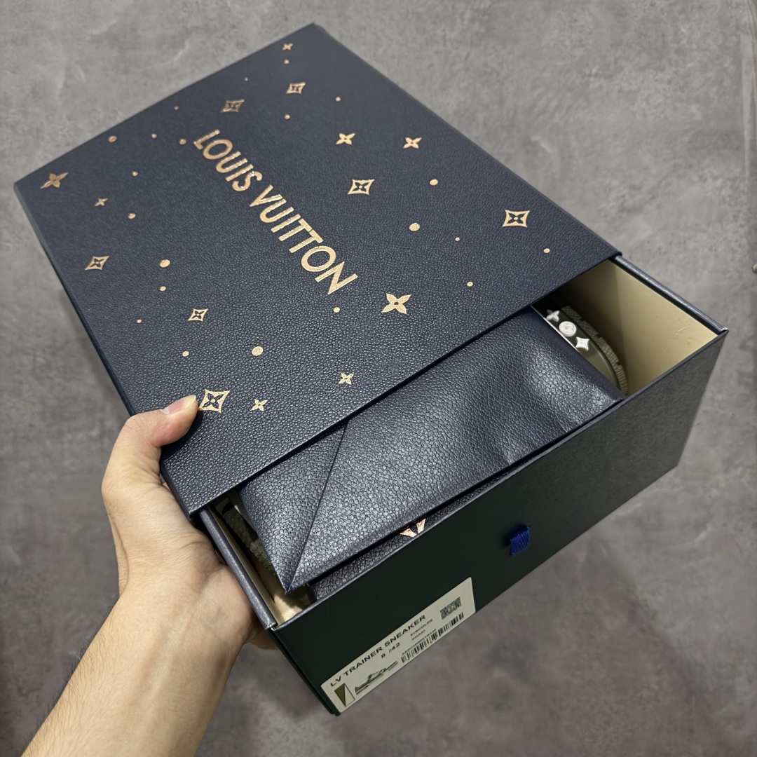 图片[10]-【私人订单】Louis Vuitton LV Trainer 系列 市场最强版 没有之一的存在💪🏻 2025最新版 同步官方星空鞋盒 礼盒包装 纯原顶级高端复刻 高端零售首选版本 购入2025 最新原版1-1开发复刻 相似度百分之99 大货拿在手上无法辨别真假 全鞋身做工精细 进口西班牙3mm斗牛皮摔荔纹韧度拉力十足 鞋面压花长时间不会消失 独家网版开模侧边饰VU ITTON标志与正品完全一致 侧面白荔皮压花凹凸立体感直接媲美正品 新版正品欧斯耐高弹160垫脚 脚感超舒适 独家底磨特供双色TPU组合大底 大底采用进口橡胶树材质套包工艺 固特异缝合锁边空胶工艺 永不开胶断线。 全套专柜24年底圣诞节限定包装，另有经典黄盒包装可选配。 专柜统一尺码（偏大一码）全网独家半码 女码：35 35.5 36 36.5 37 37.5 38 38.5 39 男码：39 40 40.5 41 41.5 42 42.5 43 43.5 44 44.5 45 46 47 （欧码 皮鞋尺码）比运动鞋大一码 全网独家做到最大47码 偏大一码 45=46 46=47 47=48 独家私模-选品中心