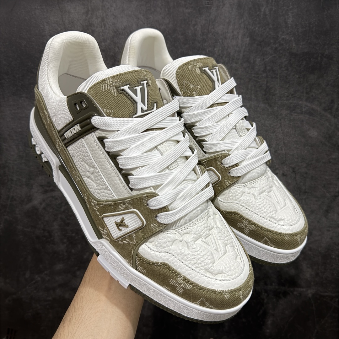 【私人订单】Louis Vuitton LV Trainer 系列 市场最强版 没有之一的存在💪🏻 2025最新版 同步官方星空鞋盒 礼盒包装 纯原顶级高端复刻 高端零售首选版本 购入2025 最新原版1-1开发复刻 相似度百分之99 大货拿在手上无法辨别真假 全鞋身做工精细 进口西班牙3mm斗牛皮摔荔纹韧度拉力十足 鞋面压花长时间不会消失 独家网版开模侧边饰VU ITTON标志与正品完全一致 侧面白荔皮压花凹凸立体感直接媲美正品 新版正品欧斯耐高弹160垫脚 脚感超舒适 独家底磨特供双色TPU组合大底 大底采用进口橡胶树材质套包工艺 固特异缝合锁边空胶工艺 永不开胶断线。 全套专柜24年底圣诞节限定包装,另有经典黄盒包装可选配。 专柜统一尺码(偏大一码)全网独家半码 女码:35 35.5 36 36.5 37 37.5 38 38.5 39 男码:39 40 40.5 41 41.5 42 42.5 43 43.5 44 44.5 45 46 47 (欧码 皮鞋尺码)比运动鞋大一码 全网独家做到最大47码 偏大一码 45=46 46=47 47=48 独家私模-选品中心