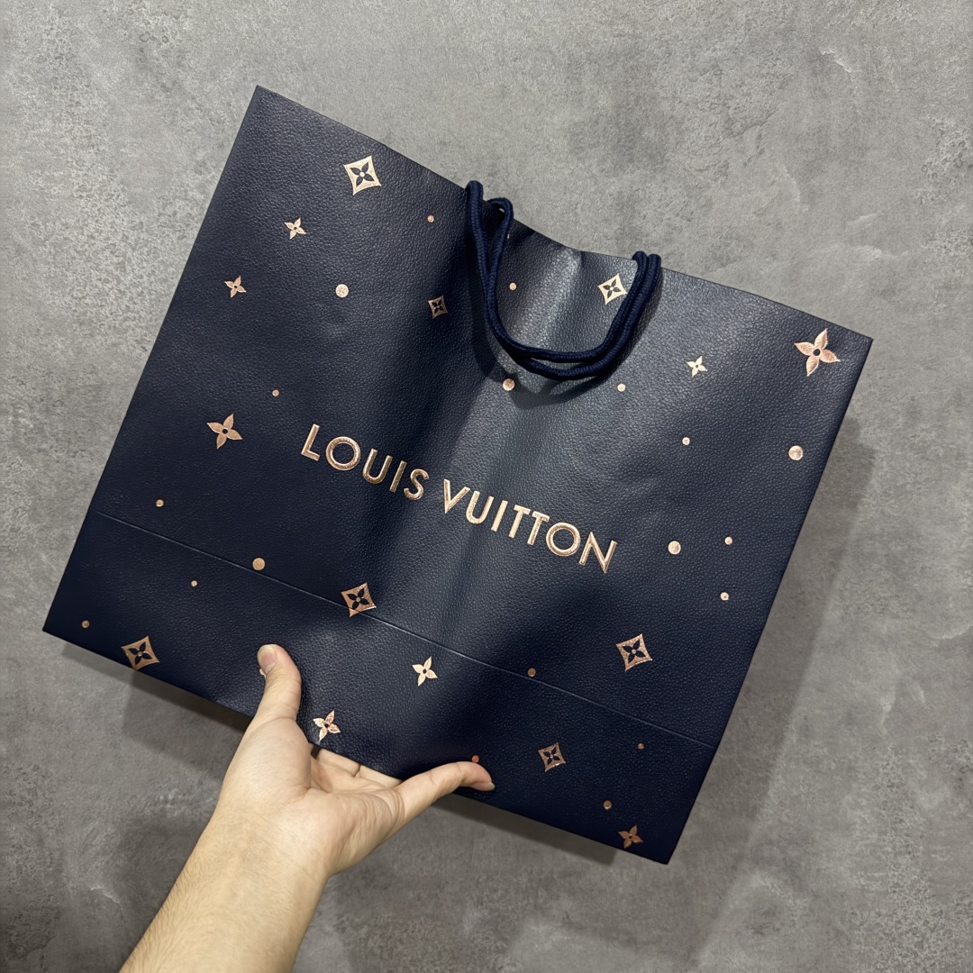 图片[9]-【私人订单】Louis Vuitton LV Trainer 系列 市场最强版 没有之一的存在💪🏻 2025最新版 同步官方星空鞋盒 礼盒包装 纯原顶级高端复刻 高端零售首选版本 购入2025 最新原版1-1开发复刻 相似度百分之99 大货拿在手上无法辨别真假 全鞋身做工精细 进口西班牙3mm斗牛皮摔荔纹韧度拉力十足 鞋面压花长时间不会消失 独家网版开模侧边饰VU ITTON标志与正品完全一致 侧面白荔皮压花凹凸立体感直接媲美正品 新版正品欧斯耐高弹160垫脚 脚感超舒适 独家底磨特供双色TPU组合大底 大底采用进口橡胶树材质套包工艺 固特异缝合锁边空胶工艺 永不开胶断线。 全套专柜24年底圣诞节限定包装，另有经典黄盒包装可选配。 专柜统一尺码（偏大一码）全网独家半码 女码：35 35.5 36 36.5 37 37.5 38 38.5 39 男码：39 40 40.5 41 41.5 42 42.5 43 43.5 44 44.5 45 46 47 （欧码 皮鞋尺码）比运动鞋大一码 全网独家做到最大47码 偏大一码 45=46 46=47 47=48 独家私模-选品中心
