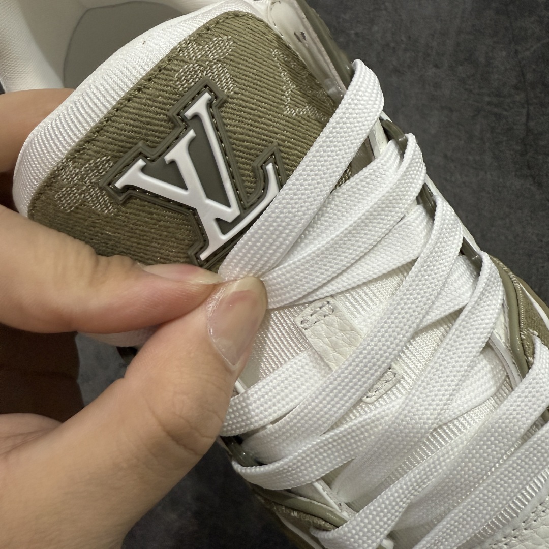 图片[6]-【私人订单】Louis Vuitton LV Trainer 系列 市场最强版 没有之一的存在💪🏻 2025最新版 同步官方星空鞋盒 礼盒包装 纯原顶级高端复刻 高端零售首选版本 购入2025 最新原版1-1开发复刻 相似度百分之99 大货拿在手上无法辨别真假 全鞋身做工精细 进口西班牙3mm斗牛皮摔荔纹韧度拉力十足 鞋面压花长时间不会消失 独家网版开模侧边饰VU ITTON标志与正品完全一致 侧面白荔皮压花凹凸立体感直接媲美正品 新版正品欧斯耐高弹160垫脚 脚感超舒适 独家底磨特供双色TPU组合大底 大底采用进口橡胶树材质套包工艺 固特异缝合锁边空胶工艺 永不开胶断线。 全套专柜24年底圣诞节限定包装，另有经典黄盒包装可选配。 专柜统一尺码（偏大一码）全网独家半码 女码：35 35.5 36 36.5 37 37.5 38 38.5 39 男码：39 40 40.5 41 41.5 42 42.5 43 43.5 44 44.5 45 46 47 （欧码 皮鞋尺码）比运动鞋大一码 全网独家做到最大47码 偏大一码 45=46 46=47 47=48 独家私模-选品中心