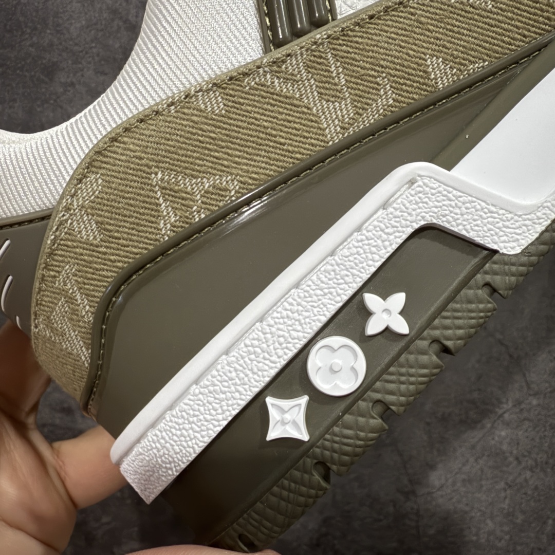 图片[3]-【私人订单】Louis Vuitton LV Trainer 系列 市场最强版 没有之一的存在💪🏻 2025最新版 同步官方星空鞋盒 礼盒包装 纯原顶级高端复刻 高端零售首选版本 购入2025 最新原版1-1开发复刻 相似度百分之99 大货拿在手上无法辨别真假 全鞋身做工精细 进口西班牙3mm斗牛皮摔荔纹韧度拉力十足 鞋面压花长时间不会消失 独家网版开模侧边饰VU ITTON标志与正品完全一致 侧面白荔皮压花凹凸立体感直接媲美正品 新版正品欧斯耐高弹160垫脚 脚感超舒适 独家底磨特供双色TPU组合大底 大底采用进口橡胶树材质套包工艺 固特异缝合锁边空胶工艺 永不开胶断线。 全套专柜24年底圣诞节限定包装，另有经典黄盒包装可选配。 专柜统一尺码（偏大一码）全网独家半码 女码：35 35.5 36 36.5 37 37.5 38 38.5 39 男码：39 40 40.5 41 41.5 42 42.5 43 43.5 44 44.5 45 46 47 （欧码 皮鞋尺码）比运动鞋大一码 全网独家做到最大47码 偏大一码 45=46 46=47 47=48 独家私模-选品中心