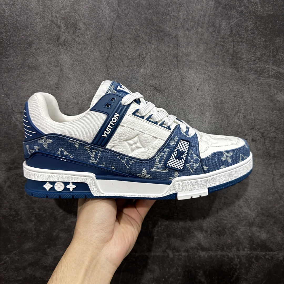 【私人订单】Louis Vuitton LV Trainer 系列 市场最强版 没有之一的存在💪🏻 2025最新版 同步官方星空鞋盒 礼盒包装 纯原顶级高端复刻 高端零售首选版本 购入2025 最新原版1-1开发复刻 相似度百分之99 大货拿在手上无法辨别真假 全鞋身做工精细 进口西班牙3mm斗牛皮摔荔纹韧度拉力十足 鞋面压花长时间不会消失 独家网版开模侧边饰VU ITTON标志与正品完全一致 侧面白荔皮压花凹凸立体感直接媲美正品 新版正品欧斯耐高弹160垫脚 脚感超舒适 独家底磨特供双色TPU组合大底 大底采用进口橡胶树材质套包工艺 固特异缝合锁边空胶工艺 永不开胶断线。 全套专柜24年底圣诞节限定包装,另有经典黄盒包装可选配。 专柜统一尺码(偏大一码)全网独家半码 女码:35 35.5 36 36.5 37 37.5 38 38.5 39 男码:39 40 40.5 41 41.5 42 42.5 43 43.5 44 44.5 45 46 47 (欧码 皮鞋尺码)比运动鞋大一码 全网独家做到最大47码 偏大一码 45=46 46=47 47=48 独家私模-选品中心
