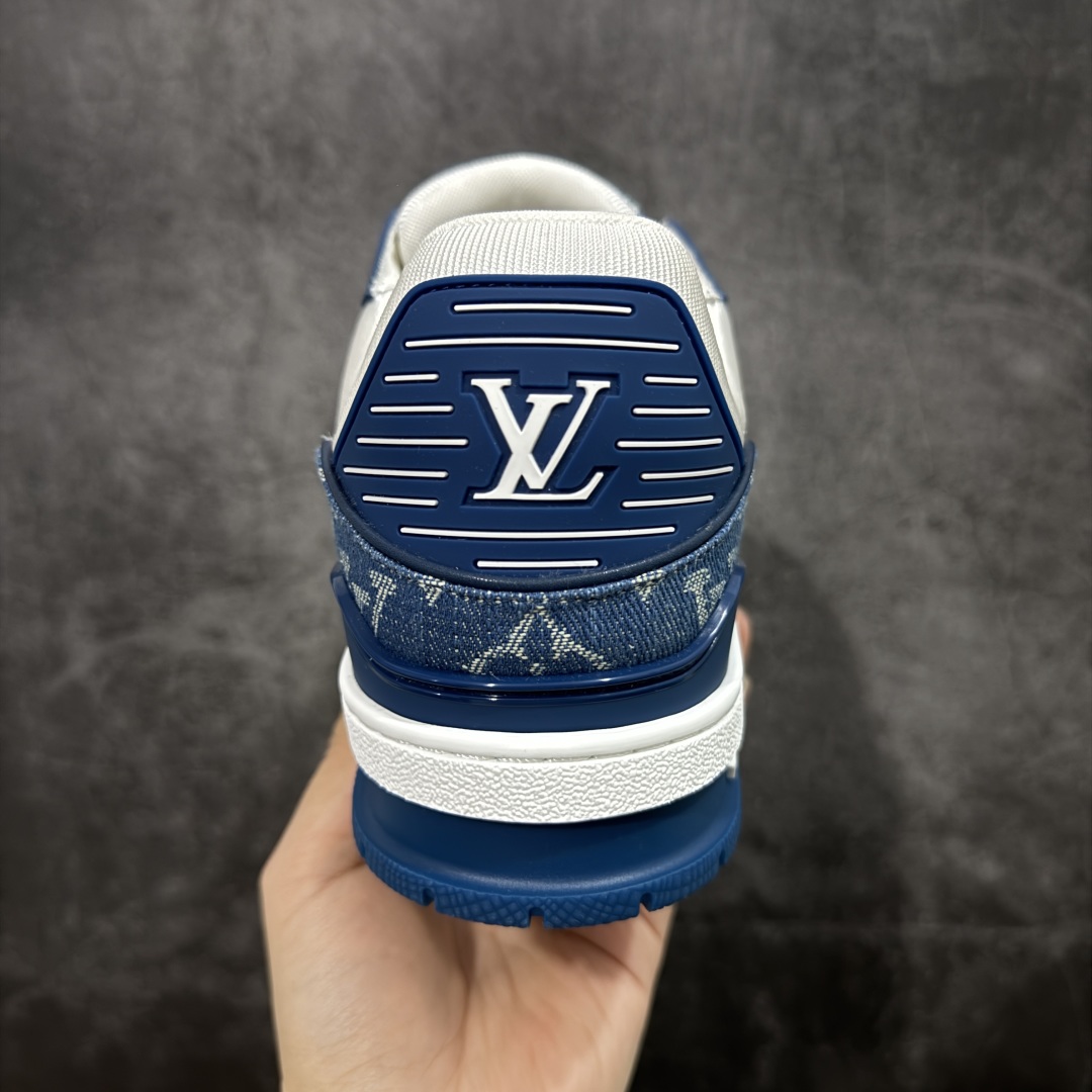 图片[4]-【私人订单】Louis Vuitton LV Trainer 系列 市场最强版 没有之一的存在💪🏻 2025最新版 同步官方星空鞋盒 礼盒包装 纯原顶级高端复刻 高端零售首选版本 购入2025 最新原版1-1开发复刻 相似度百分之99 大货拿在手上无法辨别真假 全鞋身做工精细 进口西班牙3mm斗牛皮摔荔纹韧度拉力十足 鞋面压花长时间不会消失 独家网版开模侧边饰VU ITTON标志与正品完全一致 侧面白荔皮压花凹凸立体感直接媲美正品 新版正品欧斯耐高弹160垫脚 脚感超舒适 独家底磨特供双色TPU组合大底 大底采用进口橡胶树材质套包工艺 固特异缝合锁边空胶工艺 永不开胶断线。 全套专柜24年底圣诞节限定包装，另有经典黄盒包装可选配。 专柜统一尺码（偏大一码）全网独家半码 女码：35 35.5 36 36.5 37 37.5 38 38.5 39 男码：39 40 40.5 41 41.5 42 42.5 43 43.5 44 44.5 45 46 47 （欧码 皮鞋尺码）比运动鞋大一码 全网独家做到最大47码 偏大一码 45=46 46=47 47=48 独家私模-选品中心