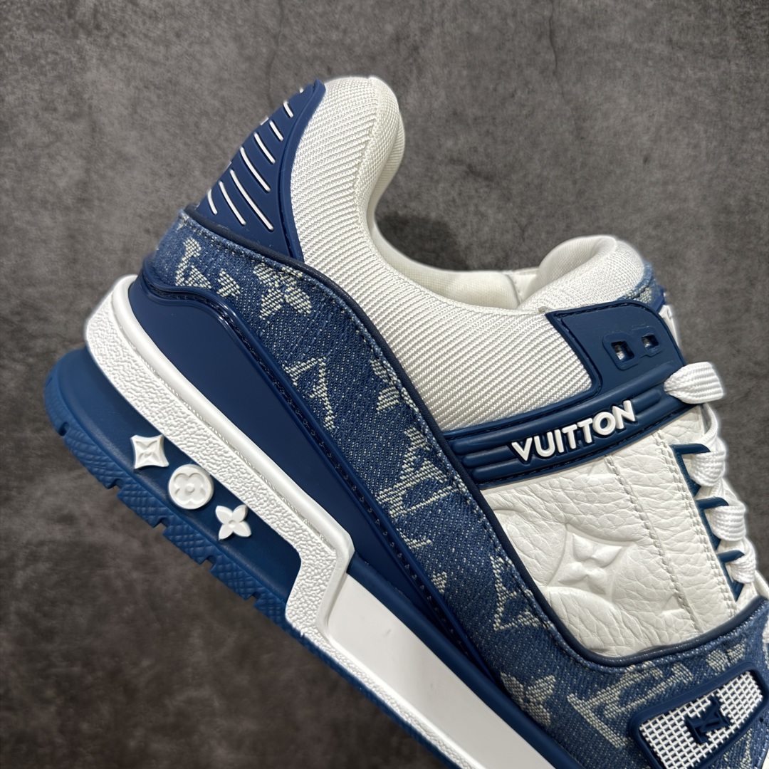 图片[7]-【私人订单】Louis Vuitton LV Trainer 系列 市场最强版 没有之一的存在💪🏻 2025最新版 同步官方星空鞋盒 礼盒包装 纯原顶级高端复刻 高端零售首选版本 购入2025 最新原版1-1开发复刻 相似度百分之99 大货拿在手上无法辨别真假 全鞋身做工精细 进口西班牙3mm斗牛皮摔荔纹韧度拉力十足 鞋面压花长时间不会消失 独家网版开模侧边饰VU ITTON标志与正品完全一致 侧面白荔皮压花凹凸立体感直接媲美正品 新版正品欧斯耐高弹160垫脚 脚感超舒适 独家底磨特供双色TPU组合大底 大底采用进口橡胶树材质套包工艺 固特异缝合锁边空胶工艺 永不开胶断线。 全套专柜24年底圣诞节限定包装，另有经典黄盒包装可选配。 专柜统一尺码（偏大一码）全网独家半码 女码：35 35.5 36 36.5 37 37.5 38 38.5 39 男码：39 40 40.5 41 41.5 42 42.5 43 43.5 44 44.5 45 46 47 （欧码 皮鞋尺码）比运动鞋大一码 全网独家做到最大47码 偏大一码 45=46 46=47 47=48 独家私模-选品中心