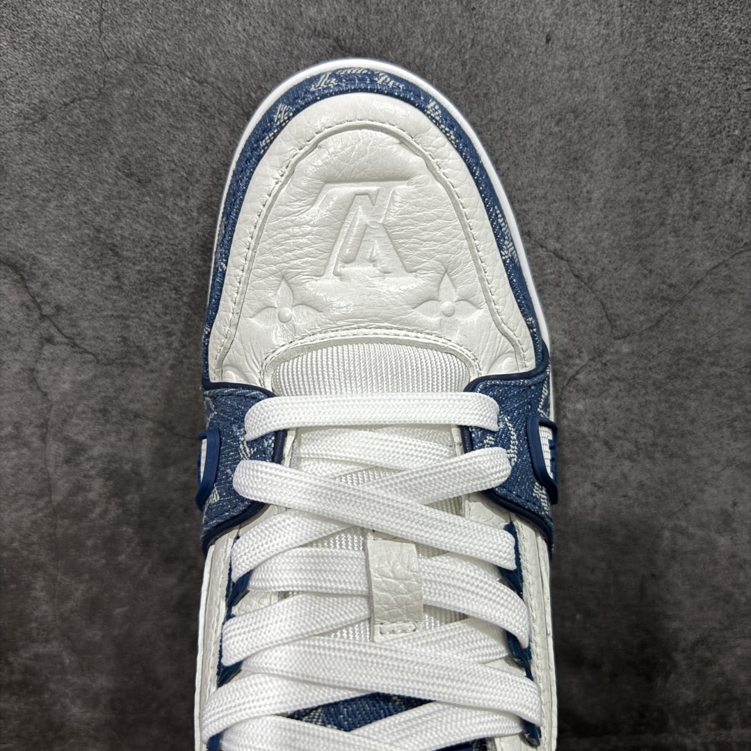 图片[5]-【私人订单】Louis Vuitton LV Trainer 系列 市场最强版 没有之一的存在💪🏻 2025最新版 同步官方星空鞋盒 礼盒包装 纯原顶级高端复刻 高端零售首选版本 购入2025 最新原版1-1开发复刻 相似度百分之99 大货拿在手上无法辨别真假 全鞋身做工精细 进口西班牙3mm斗牛皮摔荔纹韧度拉力十足 鞋面压花长时间不会消失 独家网版开模侧边饰VU ITTON标志与正品完全一致 侧面白荔皮压花凹凸立体感直接媲美正品 新版正品欧斯耐高弹160垫脚 脚感超舒适 独家底磨特供双色TPU组合大底 大底采用进口橡胶树材质套包工艺 固特异缝合锁边空胶工艺 永不开胶断线。 全套专柜24年底圣诞节限定包装，另有经典黄盒包装可选配。 专柜统一尺码（偏大一码）全网独家半码 女码：35 35.5 36 36.5 37 37.5 38 38.5 39 男码：39 40 40.5 41 41.5 42 42.5 43 43.5 44 44.5 45 46 47 （欧码 皮鞋尺码）比运动鞋大一码 全网独家做到最大47码 偏大一码 45=46 46=47 47=48 独家私模-选品中心