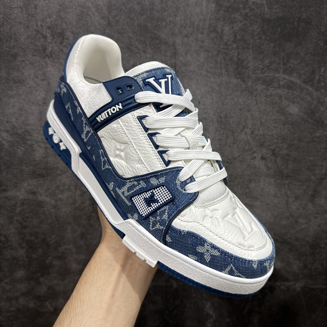 图片[3]-【私人订单】Louis Vuitton LV Trainer 系列 市场最强版 没有之一的存在💪🏻 2025最新版 同步官方星空鞋盒 礼盒包装 纯原顶级高端复刻 高端零售首选版本 购入2025 最新原版1-1开发复刻 相似度百分之99 大货拿在手上无法辨别真假 全鞋身做工精细 进口西班牙3mm斗牛皮摔荔纹韧度拉力十足 鞋面压花长时间不会消失 独家网版开模侧边饰VU ITTON标志与正品完全一致 侧面白荔皮压花凹凸立体感直接媲美正品 新版正品欧斯耐高弹160垫脚 脚感超舒适 独家底磨特供双色TPU组合大底 大底采用进口橡胶树材质套包工艺 固特异缝合锁边空胶工艺 永不开胶断线。 全套专柜24年底圣诞节限定包装，另有经典黄盒包装可选配。 专柜统一尺码（偏大一码）全网独家半码 女码：35 35.5 36 36.5 37 37.5 38 38.5 39 男码：39 40 40.5 41 41.5 42 42.5 43 43.5 44 44.5 45 46 47 （欧码 皮鞋尺码）比运动鞋大一码 全网独家做到最大47码 偏大一码 45=46 46=47 47=48 独家私模-选品中心