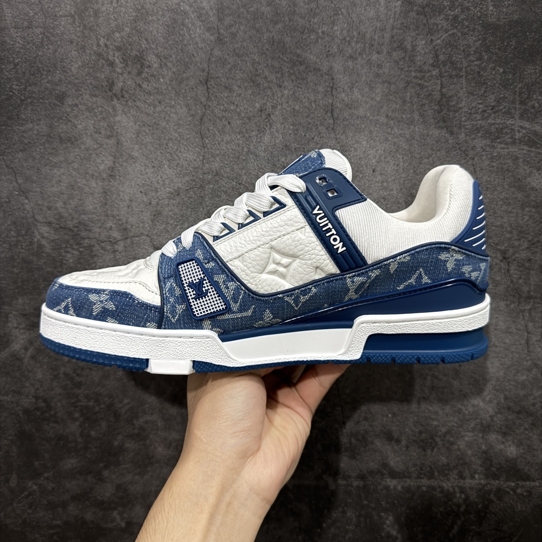图片[2]-【私人订单】Louis Vuitton LV Trainer 系列 市场最强版 没有之一的存在💪🏻 2025最新版 同步官方星空鞋盒 礼盒包装 纯原顶级高端复刻 高端零售首选版本 购入2025 最新原版1-1开发复刻 相似度百分之99 大货拿在手上无法辨别真假 全鞋身做工精细 进口西班牙3mm斗牛皮摔荔纹韧度拉力十足 鞋面压花长时间不会消失 独家网版开模侧边饰VU ITTON标志与正品完全一致 侧面白荔皮压花凹凸立体感直接媲美正品 新版正品欧斯耐高弹160垫脚 脚感超舒适 独家底磨特供双色TPU组合大底 大底采用进口橡胶树材质套包工艺 固特异缝合锁边空胶工艺 永不开胶断线。 全套专柜24年底圣诞节限定包装，另有经典黄盒包装可选配。 专柜统一尺码（偏大一码）全网独家半码 女码：35 35.5 36 36.5 37 37.5 38 38.5 39 男码：39 40 40.5 41 41.5 42 42.5 43 43.5 44 44.5 45 46 47 （欧码 皮鞋尺码）比运动鞋大一码 全网独家做到最大47码 偏大一码 45=46 46=47 47=48 独家私模-选品中心