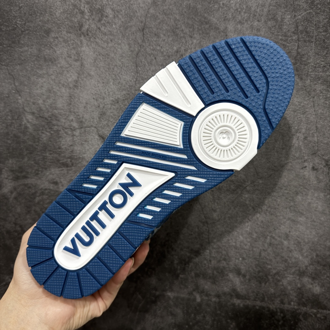 图片[9]-【私人订单】Louis Vuitton LV Trainer 系列 市场最强版 没有之一的存在💪🏻 2025最新版 同步官方星空鞋盒 礼盒包装 纯原顶级高端复刻 高端零售首选版本 购入2025 最新原版1-1开发复刻 相似度百分之99 大货拿在手上无法辨别真假 全鞋身做工精细 进口西班牙3mm斗牛皮摔荔纹韧度拉力十足 鞋面压花长时间不会消失 独家网版开模侧边饰VU ITTON标志与正品完全一致 侧面白荔皮压花凹凸立体感直接媲美正品 新版正品欧斯耐高弹160垫脚 脚感超舒适 独家底磨特供双色TPU组合大底 大底采用进口橡胶树材质套包工艺 固特异缝合锁边空胶工艺 永不开胶断线。 全套专柜24年底圣诞节限定包装，另有经典黄盒包装可选配。 专柜统一尺码（偏大一码）全网独家半码 女码：35 35.5 36 36.5 37 37.5 38 38.5 39 男码：39 40 40.5 41 41.5 42 42.5 43 43.5 44 44.5 45 46 47 （欧码 皮鞋尺码）比运动鞋大一码 全网独家做到最大47码 偏大一码 45=46 46=47 47=48 独家私模-选品中心