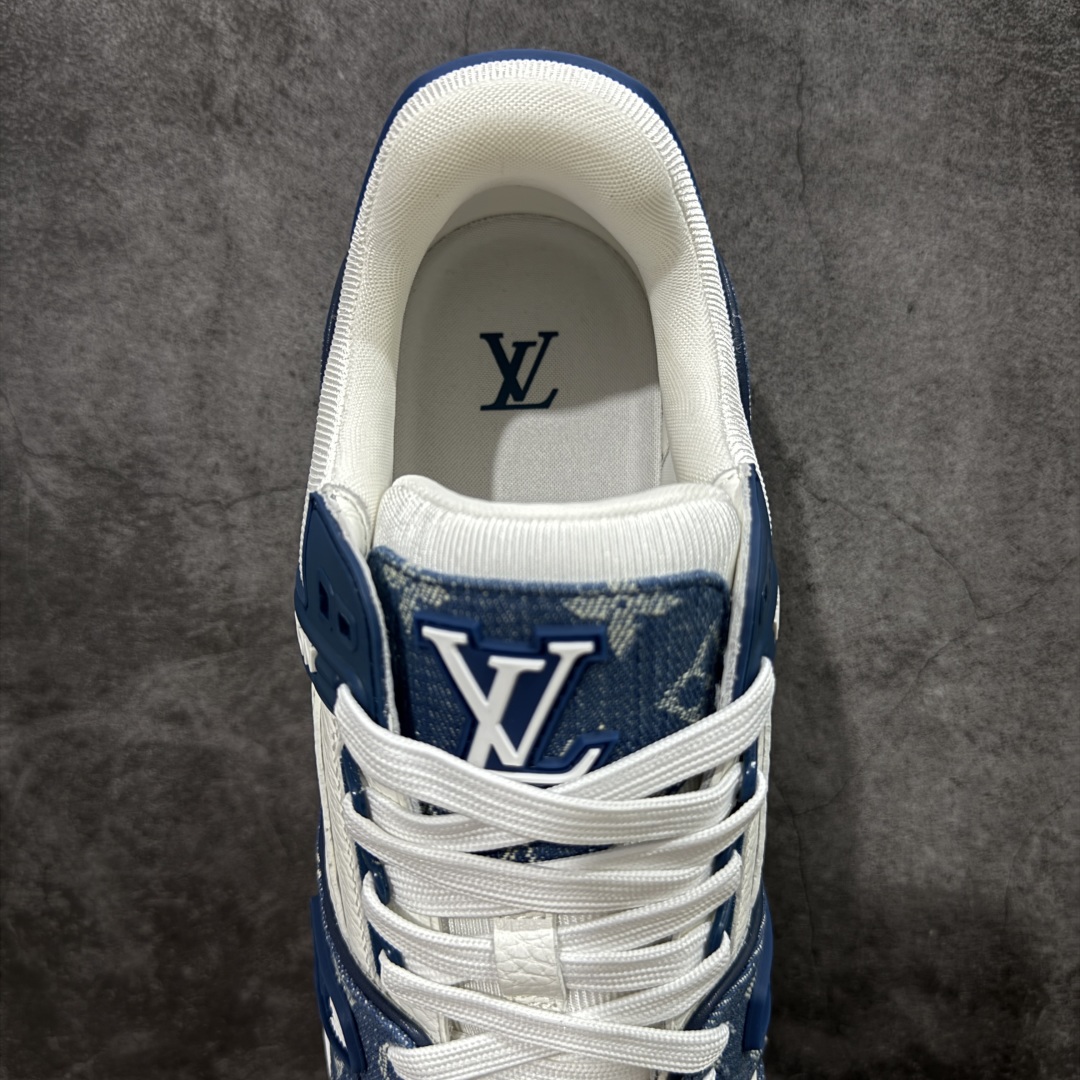 图片[8]-【私人订单】Louis Vuitton LV Trainer 系列 市场最强版 没有之一的存在💪🏻 2025最新版 同步官方星空鞋盒 礼盒包装 纯原顶级高端复刻 高端零售首选版本 购入2025 最新原版1-1开发复刻 相似度百分之99 大货拿在手上无法辨别真假 全鞋身做工精细 进口西班牙3mm斗牛皮摔荔纹韧度拉力十足 鞋面压花长时间不会消失 独家网版开模侧边饰VU ITTON标志与正品完全一致 侧面白荔皮压花凹凸立体感直接媲美正品 新版正品欧斯耐高弹160垫脚 脚感超舒适 独家底磨特供双色TPU组合大底 大底采用进口橡胶树材质套包工艺 固特异缝合锁边空胶工艺 永不开胶断线。 全套专柜24年底圣诞节限定包装，另有经典黄盒包装可选配。 专柜统一尺码（偏大一码）全网独家半码 女码：35 35.5 36 36.5 37 37.5 38 38.5 39 男码：39 40 40.5 41 41.5 42 42.5 43 43.5 44 44.5 45 46 47 （欧码 皮鞋尺码）比运动鞋大一码 全网独家做到最大47码 偏大一码 45=46 46=47 47=48 独家私模-选品中心