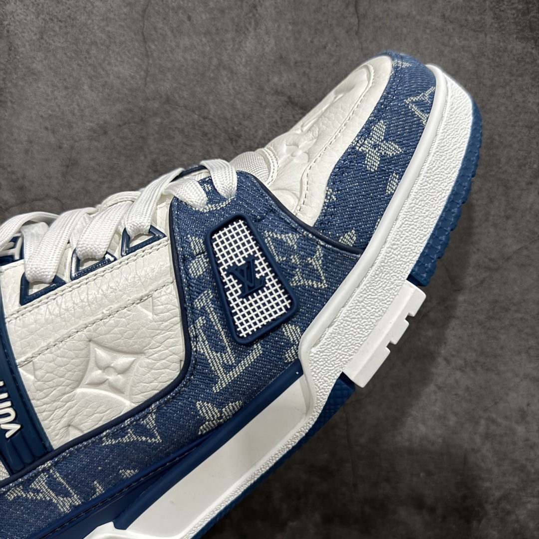 图片[6]-【私人订单】Louis Vuitton LV Trainer 系列 市场最强版 没有之一的存在💪🏻 2025最新版 同步官方星空鞋盒 礼盒包装 纯原顶级高端复刻 高端零售首选版本 购入2025 最新原版1-1开发复刻 相似度百分之99 大货拿在手上无法辨别真假 全鞋身做工精细 进口西班牙3mm斗牛皮摔荔纹韧度拉力十足 鞋面压花长时间不会消失 独家网版开模侧边饰VU ITTON标志与正品完全一致 侧面白荔皮压花凹凸立体感直接媲美正品 新版正品欧斯耐高弹160垫脚 脚感超舒适 独家底磨特供双色TPU组合大底 大底采用进口橡胶树材质套包工艺 固特异缝合锁边空胶工艺 永不开胶断线。 全套专柜24年底圣诞节限定包装，另有经典黄盒包装可选配。 专柜统一尺码（偏大一码）全网独家半码 女码：35 35.5 36 36.5 37 37.5 38 38.5 39 男码：39 40 40.5 41 41.5 42 42.5 43 43.5 44 44.5 45 46 47 （欧码 皮鞋尺码）比运动鞋大一码 全网独家做到最大47码 偏大一码 45=46 46=47 47=48 独家私模-选品中心