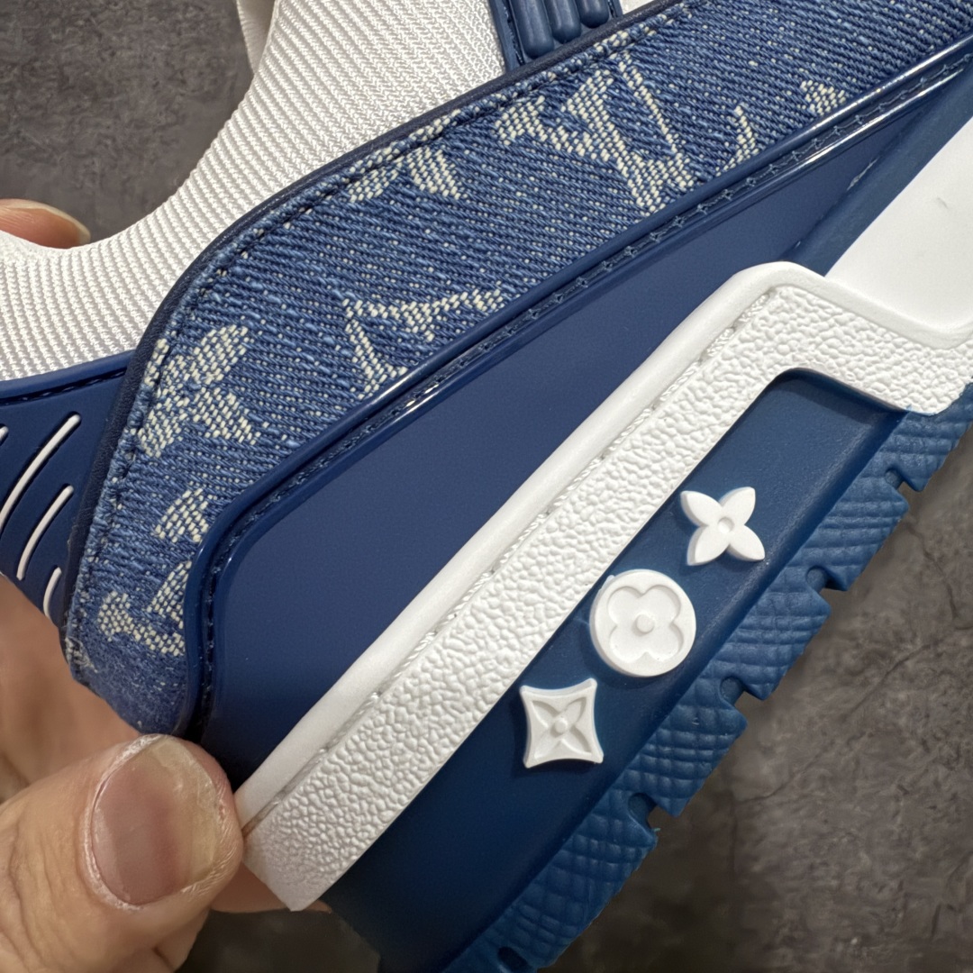 图片[3]-【私人订单】Louis Vuitton LV Trainer 系列 市场最强版 没有之一的存在💪🏻 2025最新版 同步官方星空鞋盒 礼盒包装 纯原顶级高端复刻 高端零售首选版本 购入2025 最新原版1-1开发复刻 相似度百分之99 大货拿在手上无法辨别真假 全鞋身做工精细 进口西班牙3mm斗牛皮摔荔纹韧度拉力十足 鞋面压花长时间不会消失 独家网版开模侧边饰VU ITTON标志与正品完全一致 侧面白荔皮压花凹凸立体感直接媲美正品 新版正品欧斯耐高弹160垫脚 脚感超舒适 独家底磨特供双色TPU组合大底 大底采用进口橡胶树材质套包工艺 固特异缝合锁边空胶工艺 永不开胶断线。 全套专柜24年底圣诞节限定包装，另有经典黄盒包装可选配。 专柜统一尺码（偏大一码）全网独家半码 女码：35 35.5 36 36.5 37 37.5 38 38.5 39 男码：39 40 40.5 41 41.5 42 42.5 43 43.5 44 44.5 45 46 47 （欧码 皮鞋尺码）比运动鞋大一码 全网独家做到最大47码 偏大一码 45=46 46=47 47=48 独家私模-选品中心