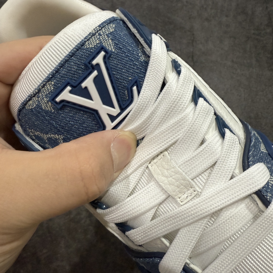 图片[6]-【私人订单】Louis Vuitton LV Trainer 系列 市场最强版 没有之一的存在💪🏻 2025最新版 同步官方星空鞋盒 礼盒包装 纯原顶级高端复刻 高端零售首选版本 购入2025 最新原版1-1开发复刻 相似度百分之99 大货拿在手上无法辨别真假 全鞋身做工精细 进口西班牙3mm斗牛皮摔荔纹韧度拉力十足 鞋面压花长时间不会消失 独家网版开模侧边饰VU ITTON标志与正品完全一致 侧面白荔皮压花凹凸立体感直接媲美正品 新版正品欧斯耐高弹160垫脚 脚感超舒适 独家底磨特供双色TPU组合大底 大底采用进口橡胶树材质套包工艺 固特异缝合锁边空胶工艺 永不开胶断线。 全套专柜24年底圣诞节限定包装，另有经典黄盒包装可选配。 专柜统一尺码（偏大一码）全网独家半码 女码：35 35.5 36 36.5 37 37.5 38 38.5 39 男码：39 40 40.5 41 41.5 42 42.5 43 43.5 44 44.5 45 46 47 （欧码 皮鞋尺码）比运动鞋大一码 全网独家做到最大47码 偏大一码 45=46 46=47 47=48 独家私模-选品中心