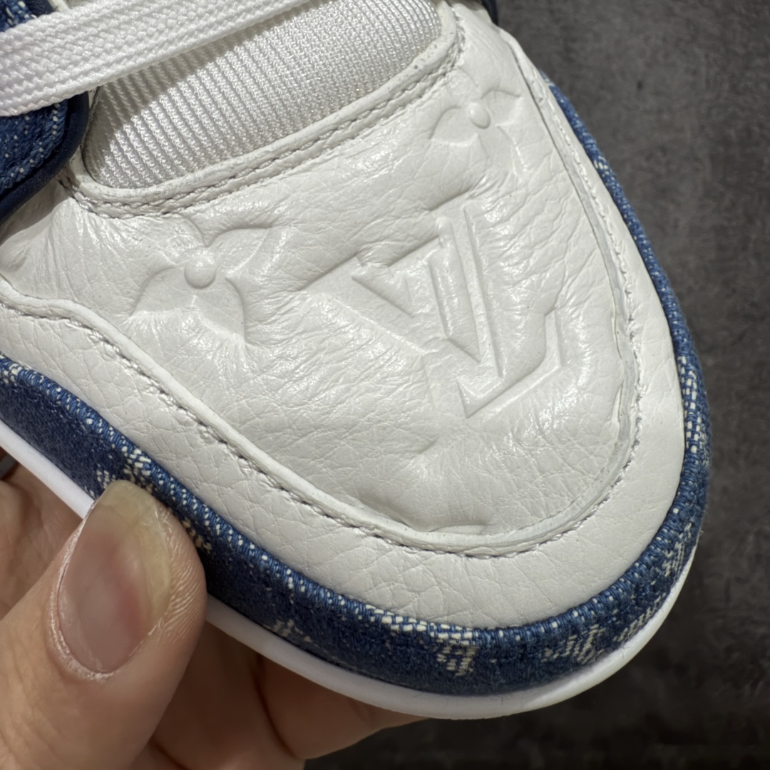图片[5]-【私人订单】Louis Vuitton LV Trainer 系列 市场最强版 没有之一的存在💪🏻 2025最新版 同步官方星空鞋盒 礼盒包装 纯原顶级高端复刻 高端零售首选版本 购入2025 最新原版1-1开发复刻 相似度百分之99 大货拿在手上无法辨别真假 全鞋身做工精细 进口西班牙3mm斗牛皮摔荔纹韧度拉力十足 鞋面压花长时间不会消失 独家网版开模侧边饰VU ITTON标志与正品完全一致 侧面白荔皮压花凹凸立体感直接媲美正品 新版正品欧斯耐高弹160垫脚 脚感超舒适 独家底磨特供双色TPU组合大底 大底采用进口橡胶树材质套包工艺 固特异缝合锁边空胶工艺 永不开胶断线。 全套专柜24年底圣诞节限定包装，另有经典黄盒包装可选配。 专柜统一尺码（偏大一码）全网独家半码 女码：35 35.5 36 36.5 37 37.5 38 38.5 39 男码：39 40 40.5 41 41.5 42 42.5 43 43.5 44 44.5 45 46 47 （欧码 皮鞋尺码）比运动鞋大一码 全网独家做到最大47码 偏大一码 45=46 46=47 47=48 独家私模-选品中心