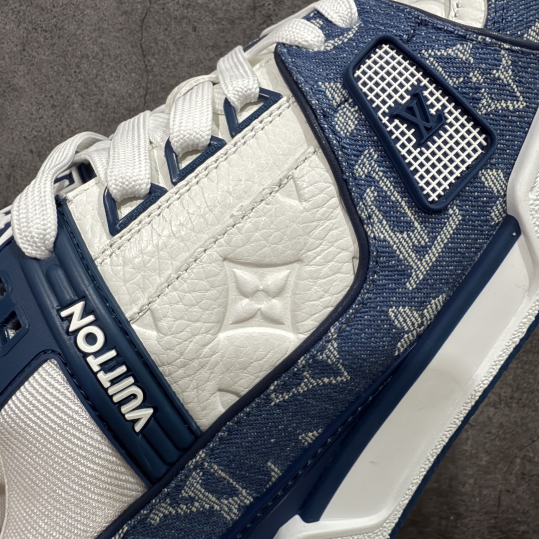 图片[4]-【私人订单】Louis Vuitton LV Trainer 系列 市场最强版 没有之一的存在💪🏻 2025最新版 同步官方星空鞋盒 礼盒包装 纯原顶级高端复刻 高端零售首选版本 购入2025 最新原版1-1开发复刻 相似度百分之99 大货拿在手上无法辨别真假 全鞋身做工精细 进口西班牙3mm斗牛皮摔荔纹韧度拉力十足 鞋面压花长时间不会消失 独家网版开模侧边饰VU ITTON标志与正品完全一致 侧面白荔皮压花凹凸立体感直接媲美正品 新版正品欧斯耐高弹160垫脚 脚感超舒适 独家底磨特供双色TPU组合大底 大底采用进口橡胶树材质套包工艺 固特异缝合锁边空胶工艺 永不开胶断线。 全套专柜24年底圣诞节限定包装，另有经典黄盒包装可选配。 专柜统一尺码（偏大一码）全网独家半码 女码：35 35.5 36 36.5 37 37.5 38 38.5 39 男码：39 40 40.5 41 41.5 42 42.5 43 43.5 44 44.5 45 46 47 （欧码 皮鞋尺码）比运动鞋大一码 全网独家做到最大47码 偏大一码 45=46 46=47 47=48 独家私模-选品中心