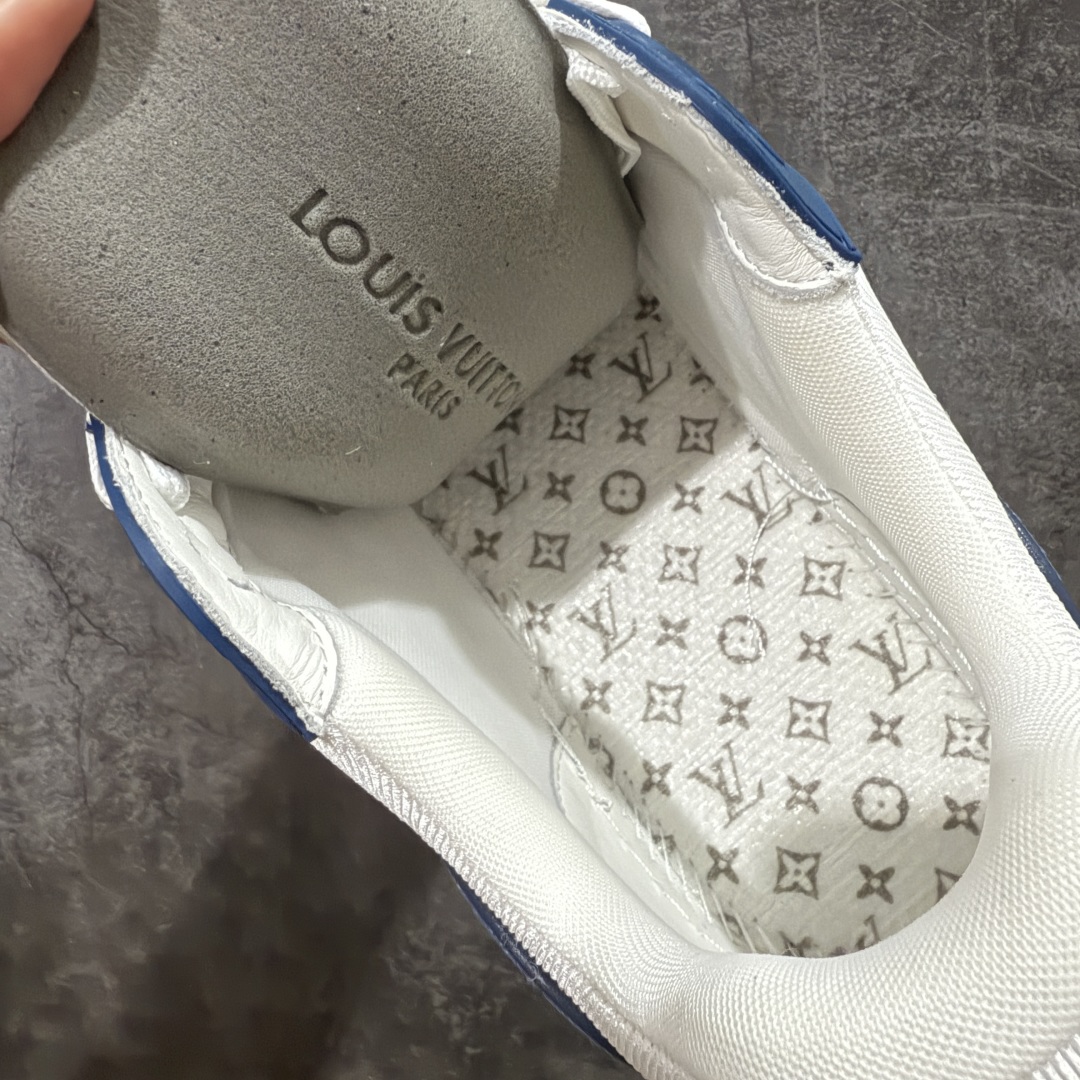 图片[9]-【私人订单】Louis Vuitton LV Trainer 系列 市场最强版 没有之一的存在💪🏻 2025最新版 同步官方星空鞋盒 礼盒包装 纯原顶级高端复刻 高端零售首选版本 购入2025 最新原版1-1开发复刻 相似度百分之99 大货拿在手上无法辨别真假 全鞋身做工精细 进口西班牙3mm斗牛皮摔荔纹韧度拉力十足 鞋面压花长时间不会消失 独家网版开模侧边饰VU ITTON标志与正品完全一致 侧面白荔皮压花凹凸立体感直接媲美正品 新版正品欧斯耐高弹160垫脚 脚感超舒适 独家底磨特供双色TPU组合大底 大底采用进口橡胶树材质套包工艺 固特异缝合锁边空胶工艺 永不开胶断线。 全套专柜24年底圣诞节限定包装，另有经典黄盒包装可选配。 专柜统一尺码（偏大一码）全网独家半码 女码：35 35.5 36 36.5 37 37.5 38 38.5 39 男码：39 40 40.5 41 41.5 42 42.5 43 43.5 44 44.5 45 46 47 （欧码 皮鞋尺码）比运动鞋大一码 全网独家做到最大47码 偏大一码 45=46 46=47 47=48 独家私模-选品中心