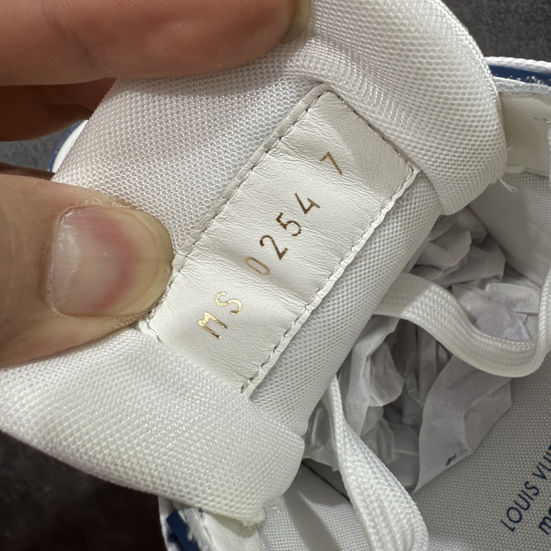 图片[7]-【私人订单】Louis Vuitton LV Trainer 系列 市场最强版 没有之一的存在💪🏻 2025最新版 同步官方星空鞋盒 礼盒包装 纯原顶级高端复刻 高端零售首选版本 购入2025 最新原版1-1开发复刻 相似度百分之99 大货拿在手上无法辨别真假 全鞋身做工精细 进口西班牙3mm斗牛皮摔荔纹韧度拉力十足 鞋面压花长时间不会消失 独家网版开模侧边饰VU ITTON标志与正品完全一致 侧面白荔皮压花凹凸立体感直接媲美正品 新版正品欧斯耐高弹160垫脚 脚感超舒适 独家底磨特供双色TPU组合大底 大底采用进口橡胶树材质套包工艺 固特异缝合锁边空胶工艺 永不开胶断线。 全套专柜24年底圣诞节限定包装，另有经典黄盒包装可选配。 专柜统一尺码（偏大一码）全网独家半码 女码：35 35.5 36 36.5 37 37.5 38 38.5 39 男码：39 40 40.5 41 41.5 42 42.5 43 43.5 44 44.5 45 46 47 （欧码 皮鞋尺码）比运动鞋大一码 全网独家做到最大47码 偏大一码 45=46 46=47 47=48 独家私模-选品中心