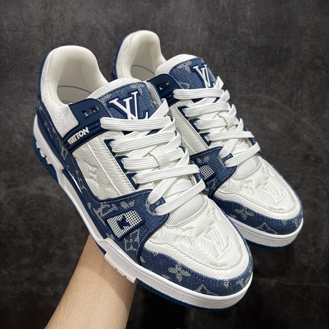 【私人订单】Louis Vuitton LV Trainer 系列 市场最强版 没有之一的存在💪🏻 2025最新版 同步官方星空鞋盒 礼盒包装 纯原顶级高端复刻 高端零售首选版本 购入2025 最新原版1-1开发复刻 相似度百分之99 大货拿在手上无法辨别真假 全鞋身做工精细 进口西班牙3mm斗牛皮摔荔纹韧度拉力十足 鞋面压花长时间不会消失 独家网版开模侧边饰VU ITTON标志与正品完全一致 侧面白荔皮压花凹凸立体感直接媲美正品 新版正品欧斯耐高弹160垫脚 脚感超舒适 独家底磨特供双色TPU组合大底 大底采用进口橡胶树材质套包工艺 固特异缝合锁边空胶工艺 永不开胶断线。 全套专柜24年底圣诞节限定包装,另有经典黄盒包装可选配。 专柜统一尺码(偏大一码)全网独家半码 女码:35 35.5 36 36.5 37 37.5 38 38.5 39 男码:39 40 40.5 41 41.5 42 42.5 43 43.5 44 44.5 45 46 47 (欧码 皮鞋尺码)比运动鞋大一码 全网独家做到最大47码 偏大一码 45=46 46=47 47=48 独家私模-选品中心