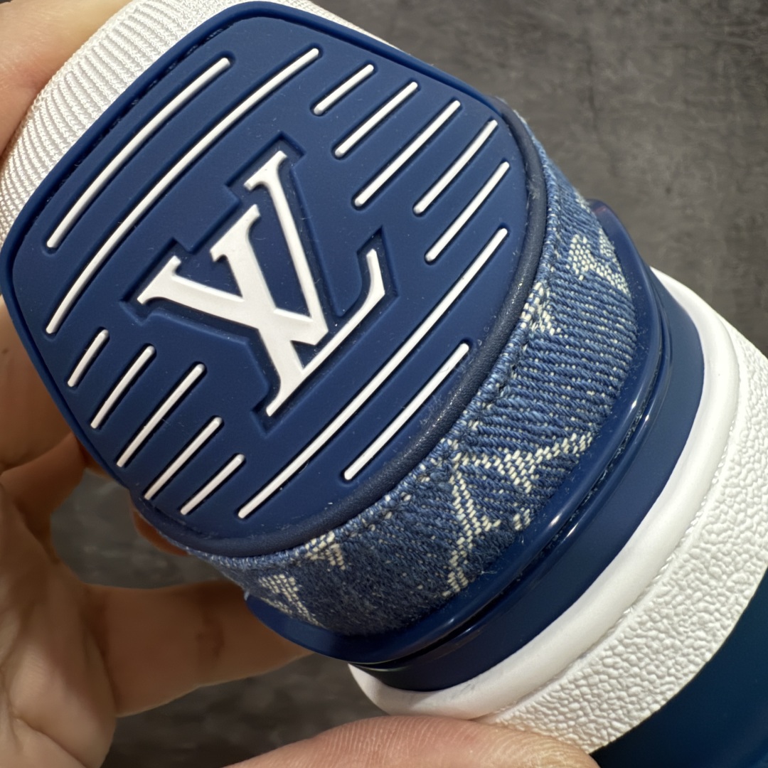 图片[2]-【私人订单】Louis Vuitton LV Trainer 系列 市场最强版 没有之一的存在💪🏻 2025最新版 同步官方星空鞋盒 礼盒包装 纯原顶级高端复刻 高端零售首选版本 购入2025 最新原版1-1开发复刻 相似度百分之99 大货拿在手上无法辨别真假 全鞋身做工精细 进口西班牙3mm斗牛皮摔荔纹韧度拉力十足 鞋面压花长时间不会消失 独家网版开模侧边饰VU ITTON标志与正品完全一致 侧面白荔皮压花凹凸立体感直接媲美正品 新版正品欧斯耐高弹160垫脚 脚感超舒适 独家底磨特供双色TPU组合大底 大底采用进口橡胶树材质套包工艺 固特异缝合锁边空胶工艺 永不开胶断线。 全套专柜24年底圣诞节限定包装，另有经典黄盒包装可选配。 专柜统一尺码（偏大一码）全网独家半码 女码：35 35.5 36 36.5 37 37.5 38 38.5 39 男码：39 40 40.5 41 41.5 42 42.5 43 43.5 44 44.5 45 46 47 （欧码 皮鞋尺码）比运动鞋大一码 全网独家做到最大47码 偏大一码 45=46 46=47 47=48 独家私模-选品中心