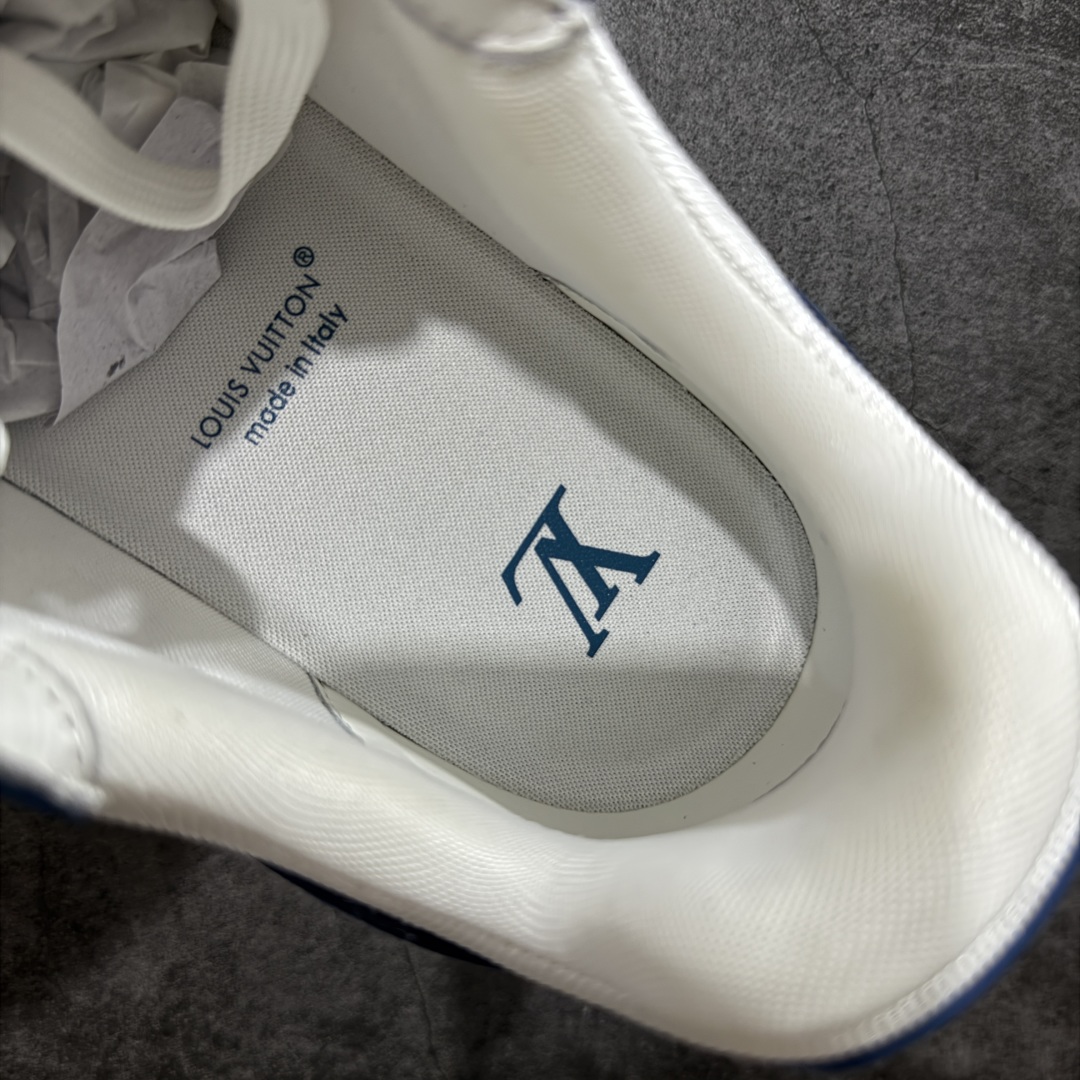 图片[8]-【私人订单】Louis Vuitton LV Trainer 系列 市场最强版 没有之一的存在💪🏻 2025最新版 同步官方星空鞋盒 礼盒包装 纯原顶级高端复刻 高端零售首选版本 购入2025 最新原版1-1开发复刻 相似度百分之99 大货拿在手上无法辨别真假 全鞋身做工精细 进口西班牙3mm斗牛皮摔荔纹韧度拉力十足 鞋面压花长时间不会消失 独家网版开模侧边饰VU ITTON标志与正品完全一致 侧面白荔皮压花凹凸立体感直接媲美正品 新版正品欧斯耐高弹160垫脚 脚感超舒适 独家底磨特供双色TPU组合大底 大底采用进口橡胶树材质套包工艺 固特异缝合锁边空胶工艺 永不开胶断线。 全套专柜24年底圣诞节限定包装，另有经典黄盒包装可选配。 专柜统一尺码（偏大一码）全网独家半码 女码：35 35.5 36 36.5 37 37.5 38 38.5 39 男码：39 40 40.5 41 41.5 42 42.5 43 43.5 44 44.5 45 46 47 （欧码 皮鞋尺码）比运动鞋大一码 全网独家做到最大47码 偏大一码 45=46 46=47 47=48 独家私模-选品中心