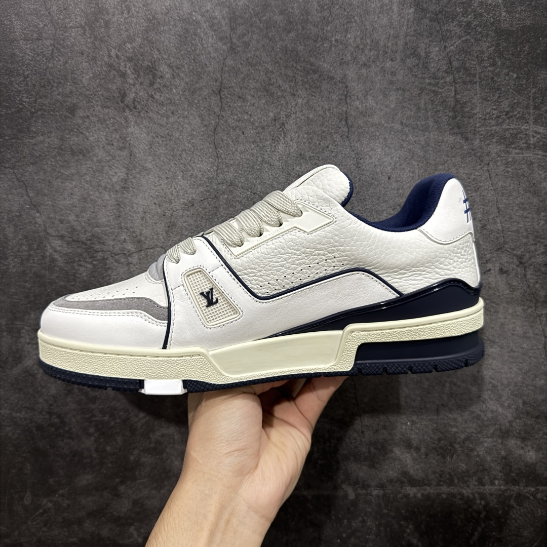 图片[2]-【私人订单】Louis Vuitton LV Trainer 系列 市场最强版 没有之一的存在💪🏻 2025最新版 同步官方星空鞋盒 礼盒包装 纯原顶级高端复刻 高端零售首选版本 购入2025 最新原版1-1开发复刻 相似度百分之99 大货拿在手上无法辨别真假 全鞋身做工精细 进口西班牙3mm斗牛皮摔荔纹韧度拉力十足 鞋面压花长时间不会消失 独家网版开模侧边饰VU ITTON标志与正品完全一致 侧面白荔皮压花凹凸立体感直接媲美正品 新版正品欧斯耐高弹160垫脚 脚感超舒适 独家底磨特供双色TPU组合大底 大底采用进口橡胶树材质套包工艺 固特异缝合锁边空胶工艺 永不开胶断线。 全套专柜24年底圣诞节限定包装，另有经典黄盒包装可选配。 专柜统一尺码（偏大一码）全网独家半码 女码：35 35.5 36 36.5 37 37.5 38 38.5 39 男码：39 40 40.5 41 41.5 42 42.5 43 43.5 44 44.5 45 46 47 （欧码 皮鞋尺码）比运动鞋大一码 全网独家做到最大47码 偏大一码 45=46 46=47 47=48 独家私模-选品中心