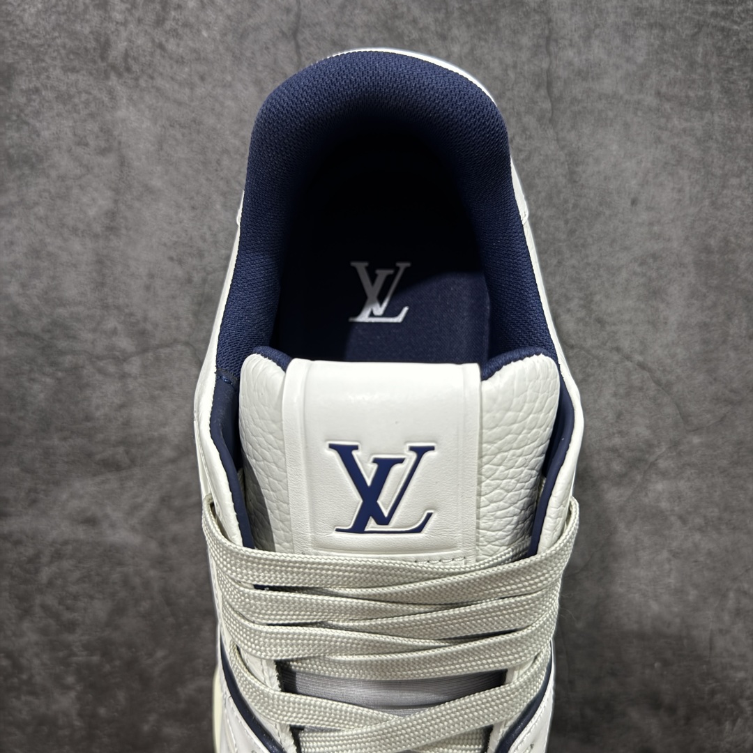 图片[8]-【私人订单】Louis Vuitton LV Trainer 系列 市场最强版 没有之一的存在💪🏻 2025最新版 同步官方星空鞋盒 礼盒包装 纯原顶级高端复刻 高端零售首选版本 购入2025 最新原版1-1开发复刻 相似度百分之99 大货拿在手上无法辨别真假 全鞋身做工精细 进口西班牙3mm斗牛皮摔荔纹韧度拉力十足 鞋面压花长时间不会消失 独家网版开模侧边饰VU ITTON标志与正品完全一致 侧面白荔皮压花凹凸立体感直接媲美正品 新版正品欧斯耐高弹160垫脚 脚感超舒适 独家底磨特供双色TPU组合大底 大底采用进口橡胶树材质套包工艺 固特异缝合锁边空胶工艺 永不开胶断线。 全套专柜24年底圣诞节限定包装，另有经典黄盒包装可选配。 专柜统一尺码（偏大一码）全网独家半码 女码：35 35.5 36 36.5 37 37.5 38 38.5 39 男码：39 40 40.5 41 41.5 42 42.5 43 43.5 44 44.5 45 46 47 （欧码 皮鞋尺码）比运动鞋大一码 全网独家做到最大47码 偏大一码 45=46 46=47 47=48 独家私模-选品中心