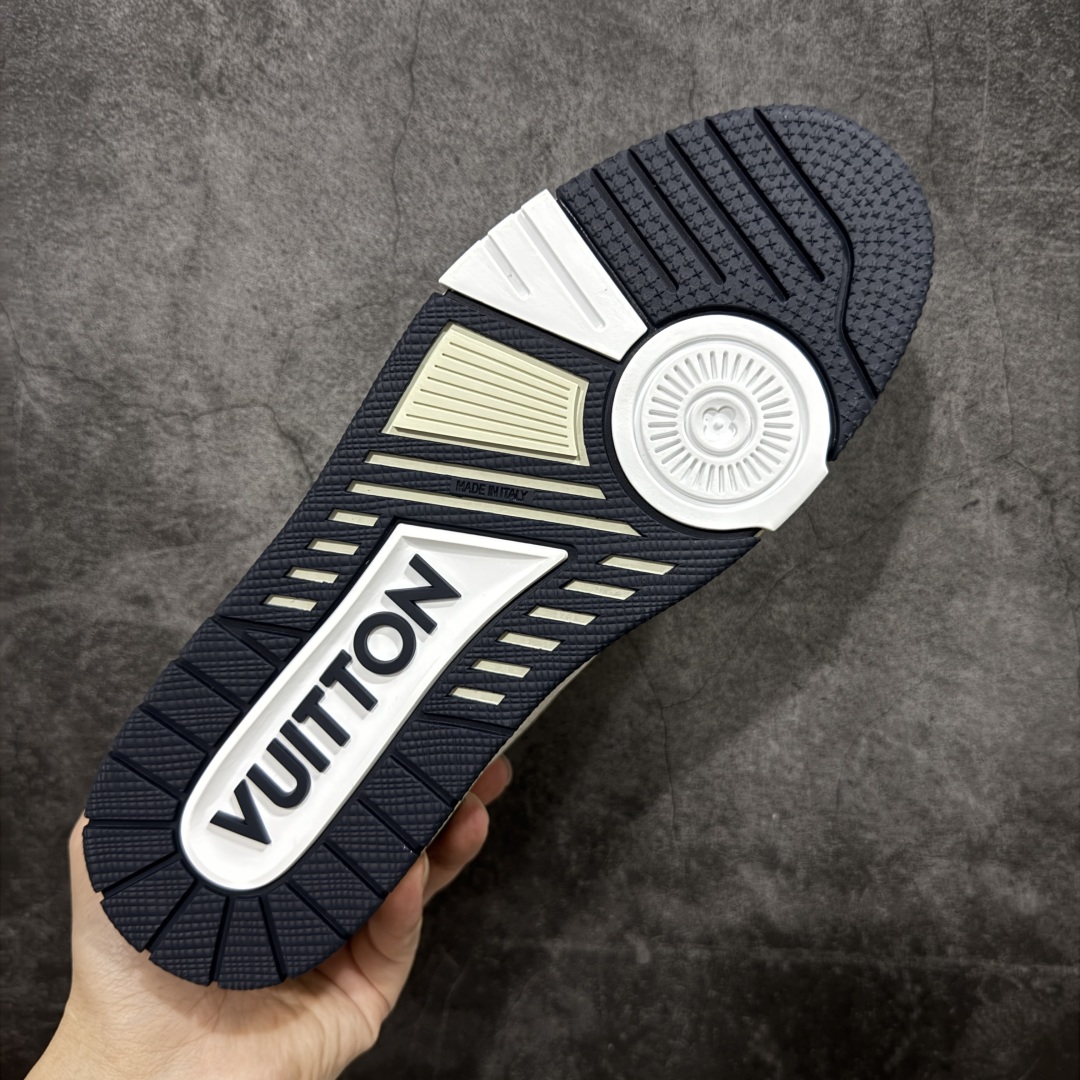 图片[9]-【私人订单】Louis Vuitton LV Trainer 系列 市场最强版 没有之一的存在💪🏻 2025最新版 同步官方星空鞋盒 礼盒包装 纯原顶级高端复刻 高端零售首选版本 购入2025 最新原版1-1开发复刻 相似度百分之99 大货拿在手上无法辨别真假 全鞋身做工精细 进口西班牙3mm斗牛皮摔荔纹韧度拉力十足 鞋面压花长时间不会消失 独家网版开模侧边饰VU ITTON标志与正品完全一致 侧面白荔皮压花凹凸立体感直接媲美正品 新版正品欧斯耐高弹160垫脚 脚感超舒适 独家底磨特供双色TPU组合大底 大底采用进口橡胶树材质套包工艺 固特异缝合锁边空胶工艺 永不开胶断线。 全套专柜24年底圣诞节限定包装，另有经典黄盒包装可选配。 专柜统一尺码（偏大一码）全网独家半码 女码：35 35.5 36 36.5 37 37.5 38 38.5 39 男码：39 40 40.5 41 41.5 42 42.5 43 43.5 44 44.5 45 46 47 （欧码 皮鞋尺码）比运动鞋大一码 全网独家做到最大47码 偏大一码 45=46 46=47 47=48 独家私模-选品中心