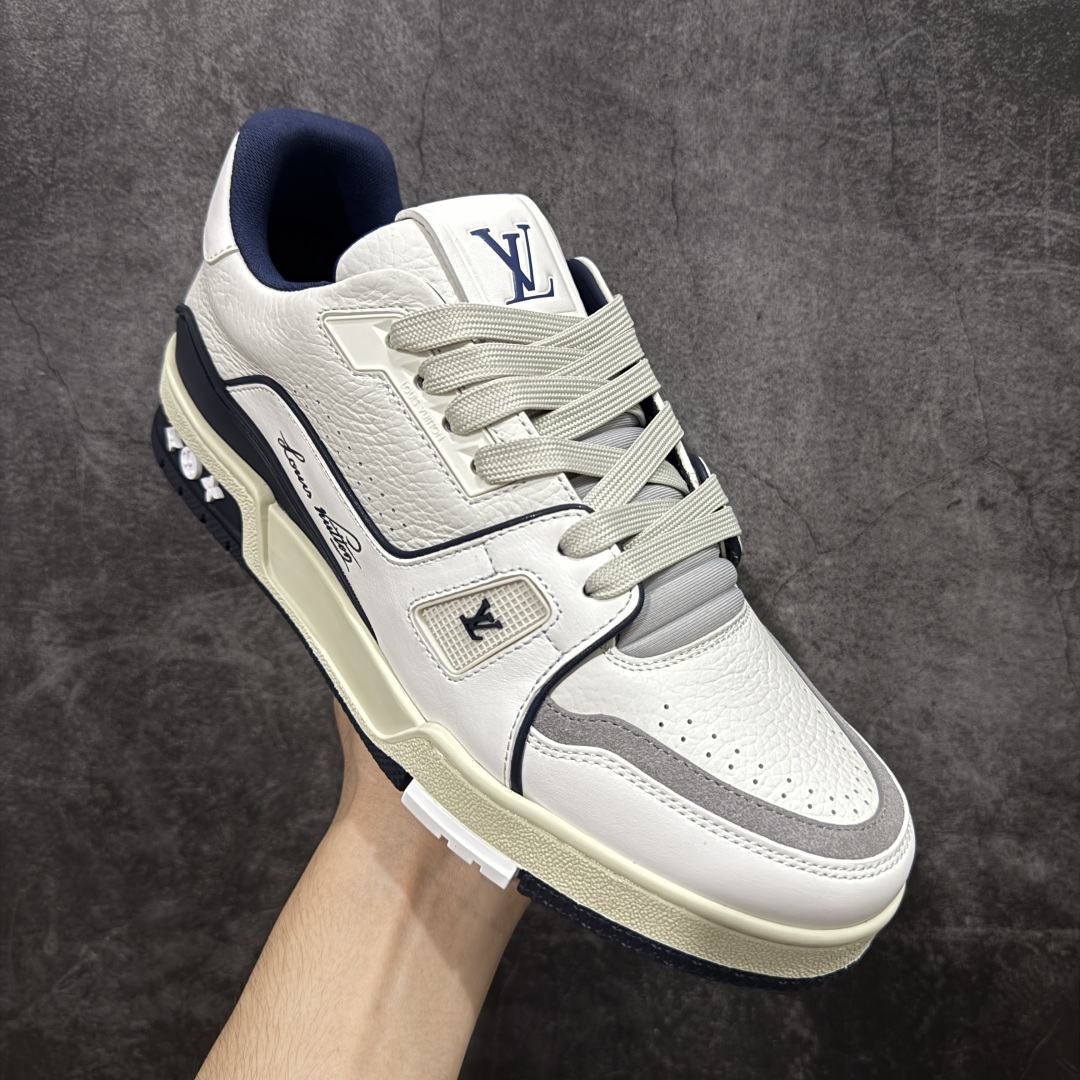 图片[3]-【私人订单】Louis Vuitton LV Trainer 系列 市场最强版 没有之一的存在💪🏻 2025最新版 同步官方星空鞋盒 礼盒包装 纯原顶级高端复刻 高端零售首选版本 购入2025 最新原版1-1开发复刻 相似度百分之99 大货拿在手上无法辨别真假 全鞋身做工精细 进口西班牙3mm斗牛皮摔荔纹韧度拉力十足 鞋面压花长时间不会消失 独家网版开模侧边饰VU ITTON标志与正品完全一致 侧面白荔皮压花凹凸立体感直接媲美正品 新版正品欧斯耐高弹160垫脚 脚感超舒适 独家底磨特供双色TPU组合大底 大底采用进口橡胶树材质套包工艺 固特异缝合锁边空胶工艺 永不开胶断线。 全套专柜24年底圣诞节限定包装，另有经典黄盒包装可选配。 专柜统一尺码（偏大一码）全网独家半码 女码：35 35.5 36 36.5 37 37.5 38 38.5 39 男码：39 40 40.5 41 41.5 42 42.5 43 43.5 44 44.5 45 46 47 （欧码 皮鞋尺码）比运动鞋大一码 全网独家做到最大47码 偏大一码 45=46 46=47 47=48 独家私模-选品中心