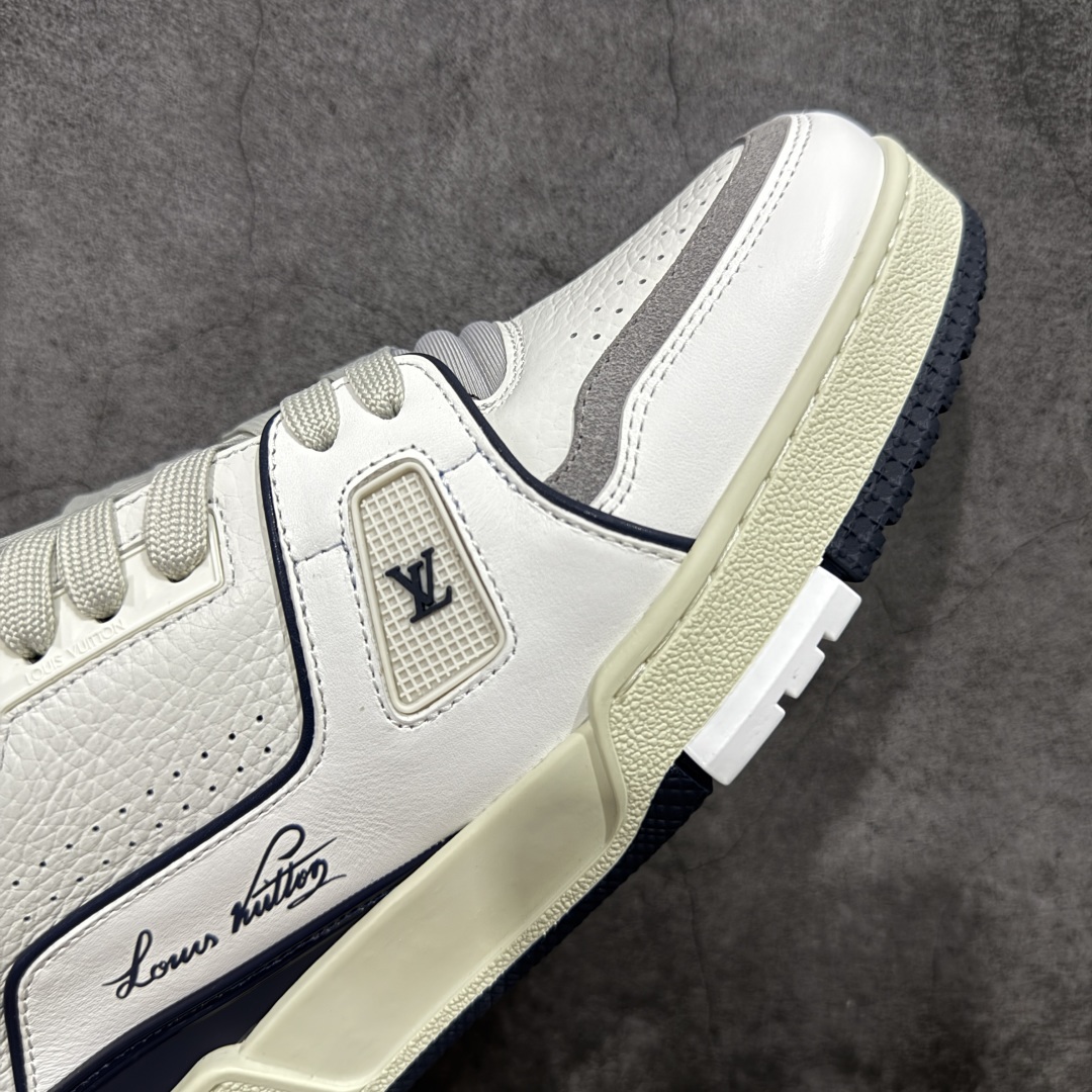 图片[6]-【私人订单】Louis Vuitton LV Trainer 系列 市场最强版 没有之一的存在💪🏻 2025最新版 同步官方星空鞋盒 礼盒包装 纯原顶级高端复刻 高端零售首选版本 购入2025 最新原版1-1开发复刻 相似度百分之99 大货拿在手上无法辨别真假 全鞋身做工精细 进口西班牙3mm斗牛皮摔荔纹韧度拉力十足 鞋面压花长时间不会消失 独家网版开模侧边饰VU ITTON标志与正品完全一致 侧面白荔皮压花凹凸立体感直接媲美正品 新版正品欧斯耐高弹160垫脚 脚感超舒适 独家底磨特供双色TPU组合大底 大底采用进口橡胶树材质套包工艺 固特异缝合锁边空胶工艺 永不开胶断线。 全套专柜24年底圣诞节限定包装，另有经典黄盒包装可选配。 专柜统一尺码（偏大一码）全网独家半码 女码：35 35.5 36 36.5 37 37.5 38 38.5 39 男码：39 40 40.5 41 41.5 42 42.5 43 43.5 44 44.5 45 46 47 （欧码 皮鞋尺码）比运动鞋大一码 全网独家做到最大47码 偏大一码 45=46 46=47 47=48 独家私模-选品中心