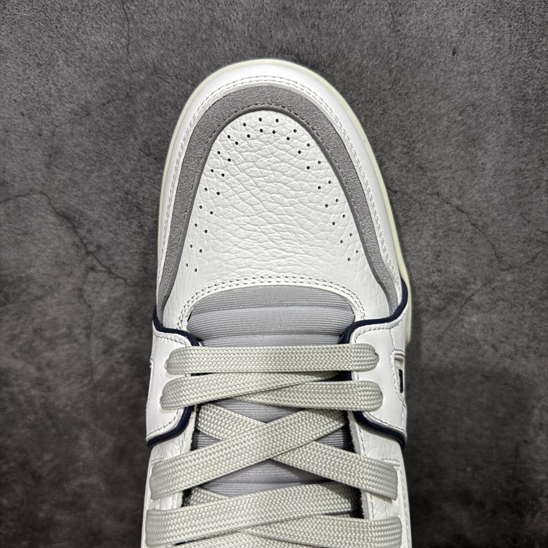 图片[5]-【私人订单】Louis Vuitton LV Trainer 系列 市场最强版 没有之一的存在💪🏻 2025最新版 同步官方星空鞋盒 礼盒包装 纯原顶级高端复刻 高端零售首选版本 购入2025 最新原版1-1开发复刻 相似度百分之99 大货拿在手上无法辨别真假 全鞋身做工精细 进口西班牙3mm斗牛皮摔荔纹韧度拉力十足 鞋面压花长时间不会消失 独家网版开模侧边饰VU ITTON标志与正品完全一致 侧面白荔皮压花凹凸立体感直接媲美正品 新版正品欧斯耐高弹160垫脚 脚感超舒适 独家底磨特供双色TPU组合大底 大底采用进口橡胶树材质套包工艺 固特异缝合锁边空胶工艺 永不开胶断线。 全套专柜24年底圣诞节限定包装，另有经典黄盒包装可选配。 专柜统一尺码（偏大一码）全网独家半码 女码：35 35.5 36 36.5 37 37.5 38 38.5 39 男码：39 40 40.5 41 41.5 42 42.5 43 43.5 44 44.5 45 46 47 （欧码 皮鞋尺码）比运动鞋大一码 全网独家做到最大47码 偏大一码 45=46 46=47 47=48 独家私模-选品中心