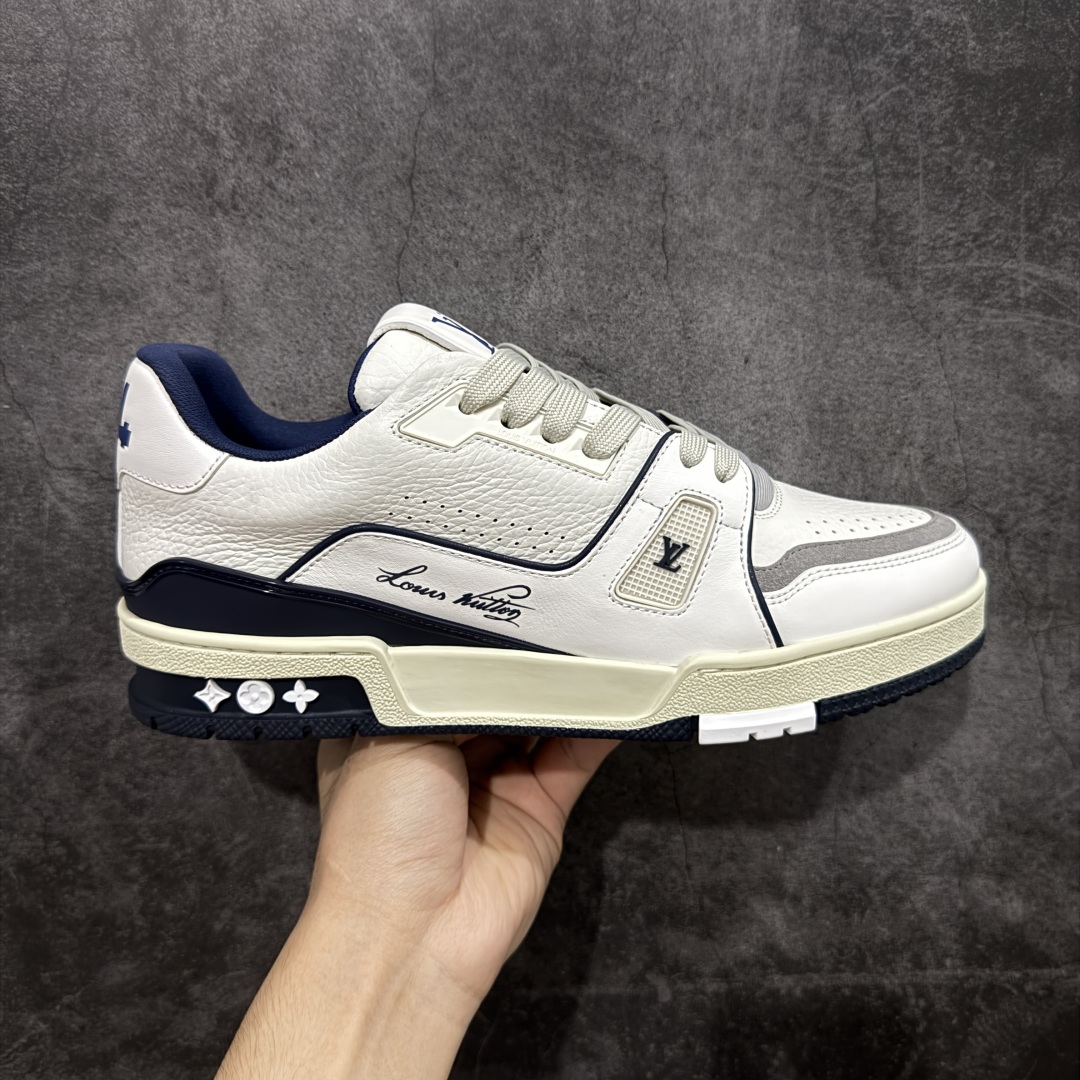 【私人订单】Louis Vuitton LV Trainer 系列 市场最强版 没有之一的存在💪🏻 2025最新版 同步官方星空鞋盒 礼盒包装 纯原顶级高端复刻 高端零售首选版本 购入2025 最新原版1-1开发复刻 相似度百分之99 大货拿在手上无法辨别真假 全鞋身做工精细 进口西班牙3mm斗牛皮摔荔纹韧度拉力十足 鞋面压花长时间不会消失 独家网版开模侧边饰VU ITTON标志与正品完全一致 侧面白荔皮压花凹凸立体感直接媲美正品 新版正品欧斯耐高弹160垫脚 脚感超舒适 独家底磨特供双色TPU组合大底 大底采用进口橡胶树材质套包工艺 固特异缝合锁边空胶工艺 永不开胶断线。 全套专柜24年底圣诞节限定包装,另有经典黄盒包装可选配。 专柜统一尺码(偏大一码)全网独家半码 女码:35 35.5 36 36.5 37 37.5 38 38.5 39 男码:39 40 40.5 41 41.5 42 42.5 43 43.5 44 44.5 45 46 47 (欧码 皮鞋尺码)比运动鞋大一码 全网独家做到最大47码 偏大一码 45=46 46=47 47=48 独家私模-选品中心
