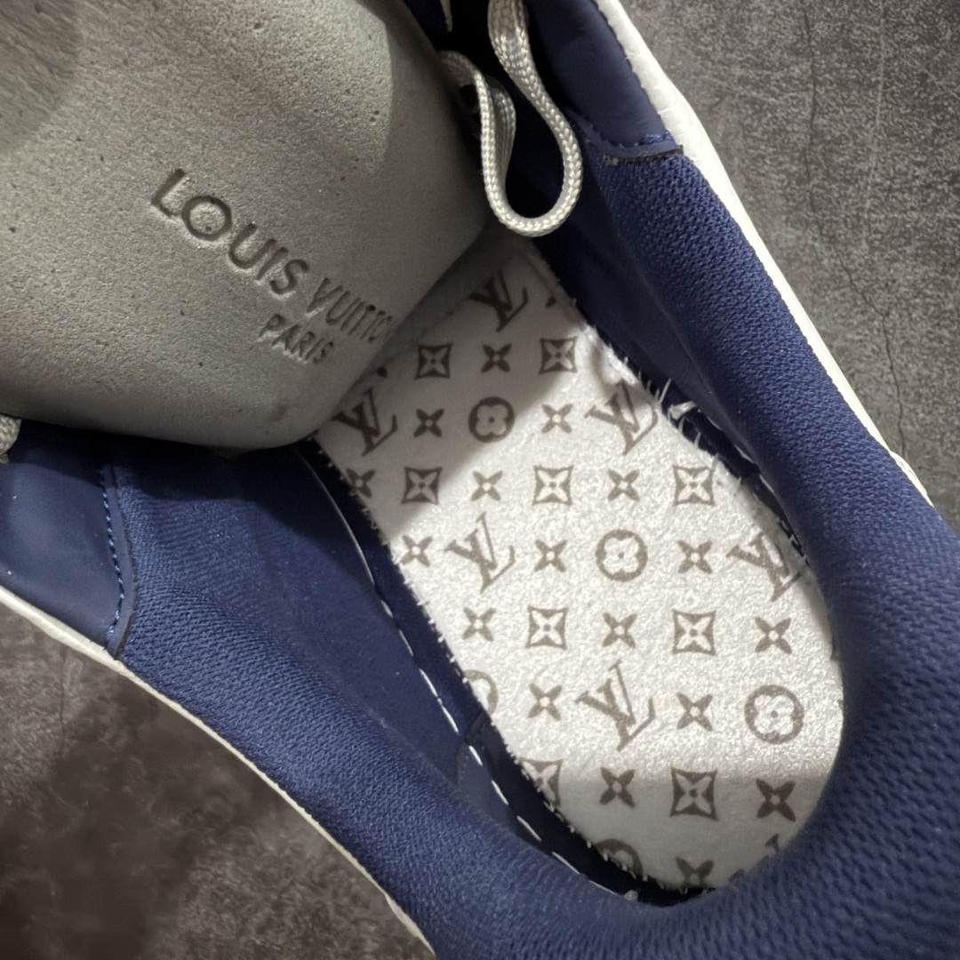 图片[10]-【私人订单】Louis Vuitton LV Trainer 系列 市场最强版 没有之一的存在💪🏻 2025最新版 同步官方星空鞋盒 礼盒包装 纯原顶级高端复刻 高端零售首选版本 购入2025 最新原版1-1开发复刻 相似度百分之99 大货拿在手上无法辨别真假 全鞋身做工精细 进口西班牙3mm斗牛皮摔荔纹韧度拉力十足 鞋面压花长时间不会消失 独家网版开模侧边饰VU ITTON标志与正品完全一致 侧面白荔皮压花凹凸立体感直接媲美正品 新版正品欧斯耐高弹160垫脚 脚感超舒适 独家底磨特供双色TPU组合大底 大底采用进口橡胶树材质套包工艺 固特异缝合锁边空胶工艺 永不开胶断线。 全套专柜24年底圣诞节限定包装，另有经典黄盒包装可选配。 专柜统一尺码（偏大一码）全网独家半码 女码：35 35.5 36 36.5 37 37.5 38 38.5 39 男码：39 40 40.5 41 41.5 42 42.5 43 43.5 44 44.5 45 46 47 （欧码 皮鞋尺码）比运动鞋大一码 全网独家做到最大47码 偏大一码 45=46 46=47 47=48 独家私模-选品中心