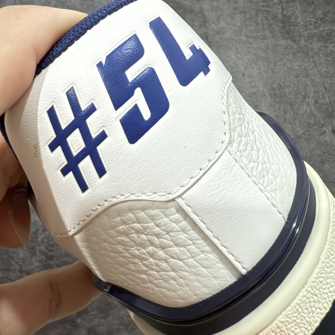 图片[2]-【私人订单】Louis Vuitton LV Trainer 系列 市场最强版 没有之一的存在💪🏻 2025最新版 同步官方星空鞋盒 礼盒包装 纯原顶级高端复刻 高端零售首选版本 购入2025 最新原版1-1开发复刻 相似度百分之99 大货拿在手上无法辨别真假 全鞋身做工精细 进口西班牙3mm斗牛皮摔荔纹韧度拉力十足 鞋面压花长时间不会消失 独家网版开模侧边饰VU ITTON标志与正品完全一致 侧面白荔皮压花凹凸立体感直接媲美正品 新版正品欧斯耐高弹160垫脚 脚感超舒适 独家底磨特供双色TPU组合大底 大底采用进口橡胶树材质套包工艺 固特异缝合锁边空胶工艺 永不开胶断线。 全套专柜24年底圣诞节限定包装，另有经典黄盒包装可选配。 专柜统一尺码（偏大一码）全网独家半码 女码：35 35.5 36 36.5 37 37.5 38 38.5 39 男码：39 40 40.5 41 41.5 42 42.5 43 43.5 44 44.5 45 46 47 （欧码 皮鞋尺码）比运动鞋大一码 全网独家做到最大47码 偏大一码 45=46 46=47 47=48 独家私模-选品中心
