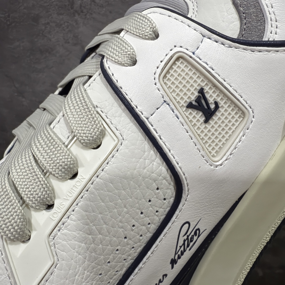 图片[5]-【私人订单】Louis Vuitton LV Trainer 系列 市场最强版 没有之一的存在💪🏻 2025最新版 同步官方星空鞋盒 礼盒包装 纯原顶级高端复刻 高端零售首选版本 购入2025 最新原版1-1开发复刻 相似度百分之99 大货拿在手上无法辨别真假 全鞋身做工精细 进口西班牙3mm斗牛皮摔荔纹韧度拉力十足 鞋面压花长时间不会消失 独家网版开模侧边饰VU ITTON标志与正品完全一致 侧面白荔皮压花凹凸立体感直接媲美正品 新版正品欧斯耐高弹160垫脚 脚感超舒适 独家底磨特供双色TPU组合大底 大底采用进口橡胶树材质套包工艺 固特异缝合锁边空胶工艺 永不开胶断线。 全套专柜24年底圣诞节限定包装，另有经典黄盒包装可选配。 专柜统一尺码（偏大一码）全网独家半码 女码：35 35.5 36 36.5 37 37.5 38 38.5 39 男码：39 40 40.5 41 41.5 42 42.5 43 43.5 44 44.5 45 46 47 （欧码 皮鞋尺码）比运动鞋大一码 全网独家做到最大47码 偏大一码 45=46 46=47 47=48 独家私模-选品中心