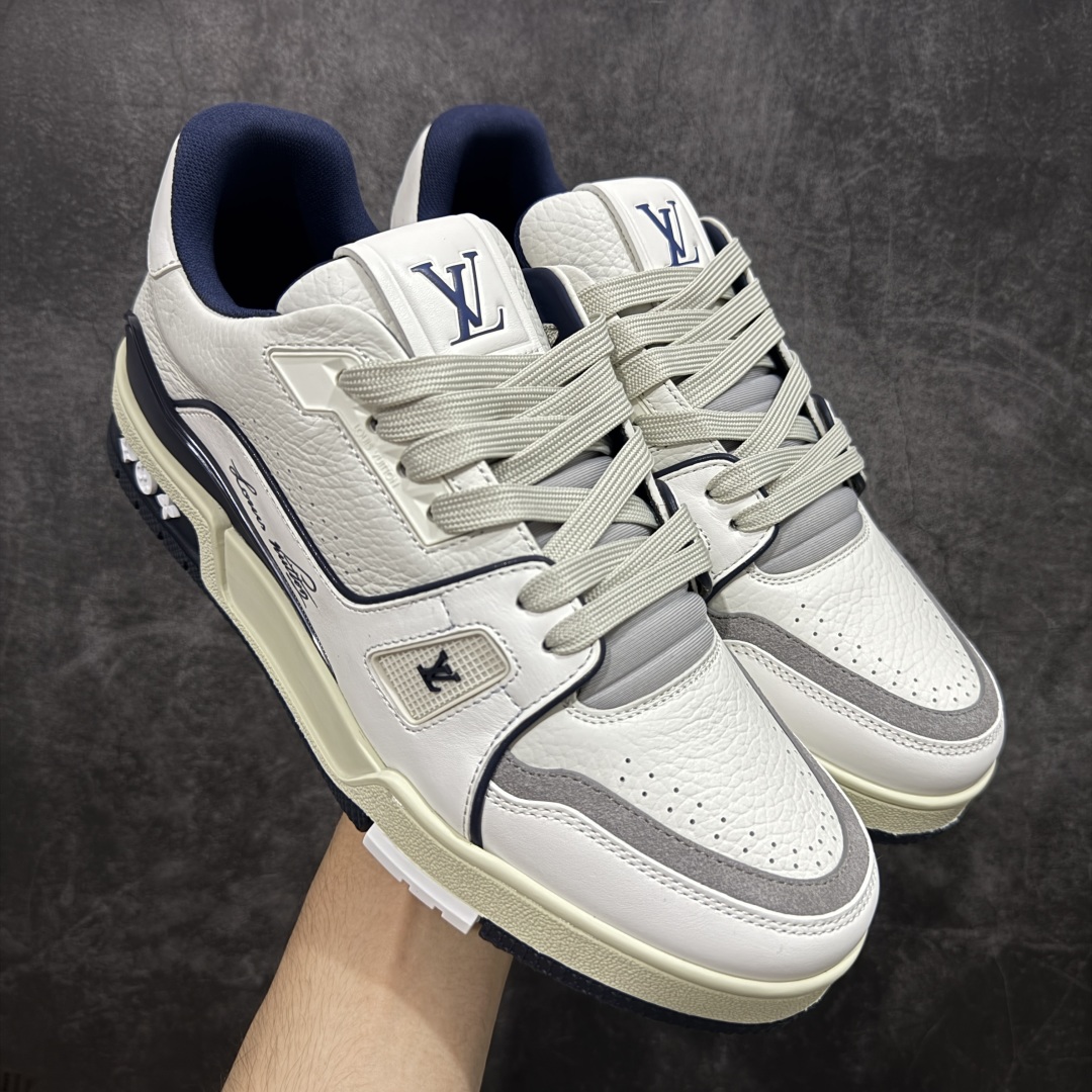 【私人订单】Louis Vuitton LV Trainer 系列 市场最强版 没有之一的存在💪🏻 2025最新版 同步官方星空鞋盒 礼盒包装 纯原顶级高端复刻 高端零售首选版本 购入2025 最新原版1-1开发复刻 相似度百分之99 大货拿在手上无法辨别真假 全鞋身做工精细 进口西班牙3mm斗牛皮摔荔纹韧度拉力十足 鞋面压花长时间不会消失 独家网版开模侧边饰VU ITTON标志与正品完全一致 侧面白荔皮压花凹凸立体感直接媲美正品 新版正品欧斯耐高弹160垫脚 脚感超舒适 独家底磨特供双色TPU组合大底 大底采用进口橡胶树材质套包工艺 固特异缝合锁边空胶工艺 永不开胶断线。 全套专柜24年底圣诞节限定包装,另有经典黄盒包装可选配。 专柜统一尺码(偏大一码)全网独家半码 女码:35 35.5 36 36.5 37 37.5 38 38.5 39 男码:39 40 40.5 41 41.5 42 42.5 43 43.5 44 44.5 45 46 47 (欧码 皮鞋尺码)比运动鞋大一码 全网独家做到最大47码 偏大一码 45=46 46=47 47=48 独家私模-选品中心