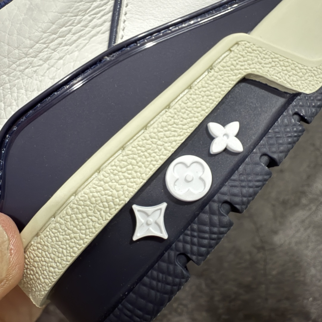 图片[3]-【私人订单】Louis Vuitton LV Trainer 系列 市场最强版 没有之一的存在💪🏻 2025最新版 同步官方星空鞋盒 礼盒包装 纯原顶级高端复刻 高端零售首选版本 购入2025 最新原版1-1开发复刻 相似度百分之99 大货拿在手上无法辨别真假 全鞋身做工精细 进口西班牙3mm斗牛皮摔荔纹韧度拉力十足 鞋面压花长时间不会消失 独家网版开模侧边饰VU ITTON标志与正品完全一致 侧面白荔皮压花凹凸立体感直接媲美正品 新版正品欧斯耐高弹160垫脚 脚感超舒适 独家底磨特供双色TPU组合大底 大底采用进口橡胶树材质套包工艺 固特异缝合锁边空胶工艺 永不开胶断线。 全套专柜24年底圣诞节限定包装，另有经典黄盒包装可选配。 专柜统一尺码（偏大一码）全网独家半码 女码：35 35.5 36 36.5 37 37.5 38 38.5 39 男码：39 40 40.5 41 41.5 42 42.5 43 43.5 44 44.5 45 46 47 （欧码 皮鞋尺码）比运动鞋大一码 全网独家做到最大47码 偏大一码 45=46 46=47 47=48 独家私模-选品中心