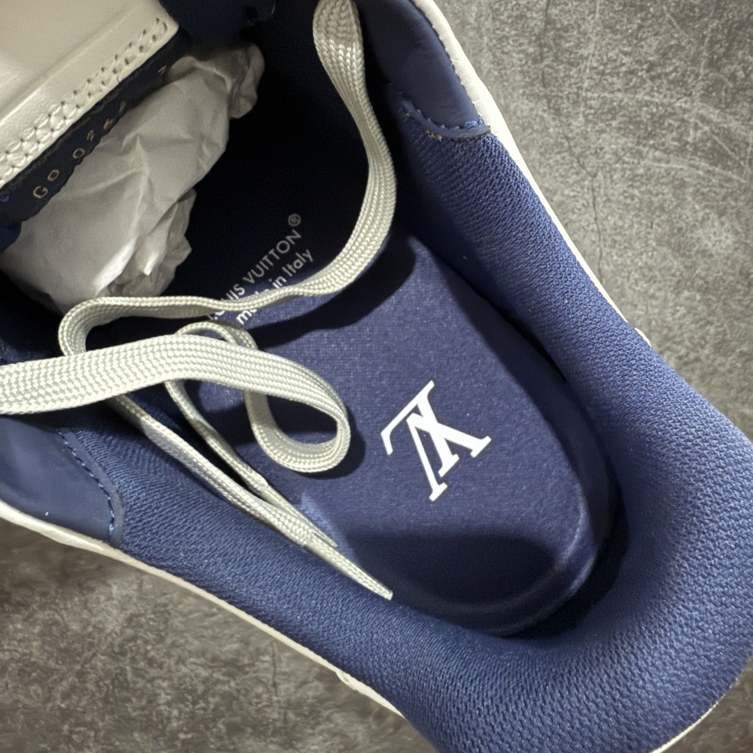 图片[9]-【私人订单】Louis Vuitton LV Trainer 系列 市场最强版 没有之一的存在💪🏻 2025最新版 同步官方星空鞋盒 礼盒包装 纯原顶级高端复刻 高端零售首选版本 购入2025 最新原版1-1开发复刻 相似度百分之99 大货拿在手上无法辨别真假 全鞋身做工精细 进口西班牙3mm斗牛皮摔荔纹韧度拉力十足 鞋面压花长时间不会消失 独家网版开模侧边饰VU ITTON标志与正品完全一致 侧面白荔皮压花凹凸立体感直接媲美正品 新版正品欧斯耐高弹160垫脚 脚感超舒适 独家底磨特供双色TPU组合大底 大底采用进口橡胶树材质套包工艺 固特异缝合锁边空胶工艺 永不开胶断线。 全套专柜24年底圣诞节限定包装，另有经典黄盒包装可选配。 专柜统一尺码（偏大一码）全网独家半码 女码：35 35.5 36 36.5 37 37.5 38 38.5 39 男码：39 40 40.5 41 41.5 42 42.5 43 43.5 44 44.5 45 46 47 （欧码 皮鞋尺码）比运动鞋大一码 全网独家做到最大47码 偏大一码 45=46 46=47 47=48 独家私模-选品中心