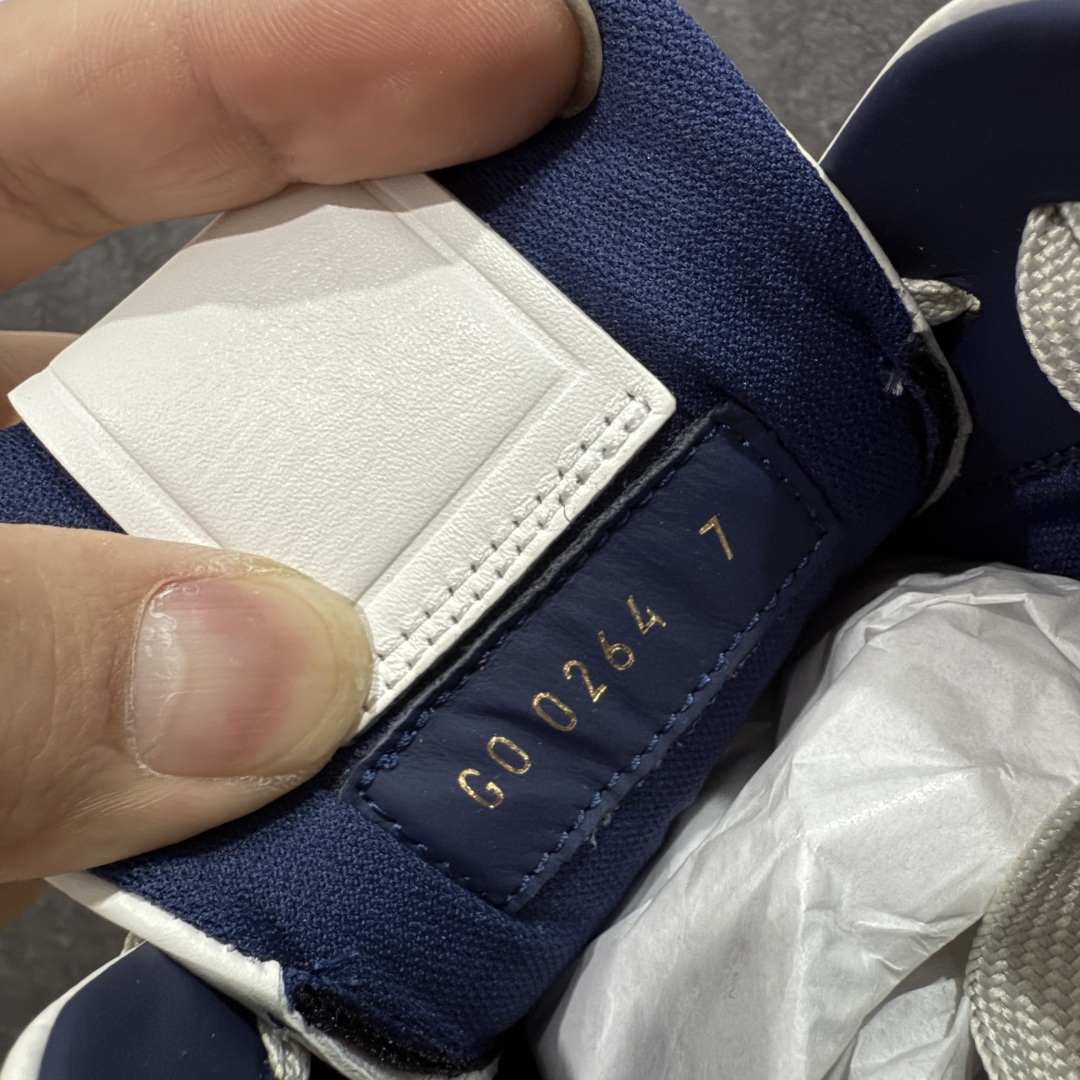 图片[8]-【私人订单】Louis Vuitton LV Trainer 系列 市场最强版 没有之一的存在💪🏻 2025最新版 同步官方星空鞋盒 礼盒包装 纯原顶级高端复刻 高端零售首选版本 购入2025 最新原版1-1开发复刻 相似度百分之99 大货拿在手上无法辨别真假 全鞋身做工精细 进口西班牙3mm斗牛皮摔荔纹韧度拉力十足 鞋面压花长时间不会消失 独家网版开模侧边饰VU ITTON标志与正品完全一致 侧面白荔皮压花凹凸立体感直接媲美正品 新版正品欧斯耐高弹160垫脚 脚感超舒适 独家底磨特供双色TPU组合大底 大底采用进口橡胶树材质套包工艺 固特异缝合锁边空胶工艺 永不开胶断线。 全套专柜24年底圣诞节限定包装，另有经典黄盒包装可选配。 专柜统一尺码（偏大一码）全网独家半码 女码：35 35.5 36 36.5 37 37.5 38 38.5 39 男码：39 40 40.5 41 41.5 42 42.5 43 43.5 44 44.5 45 46 47 （欧码 皮鞋尺码）比运动鞋大一码 全网独家做到最大47码 偏大一码 45=46 46=47 47=48 独家私模-选品中心