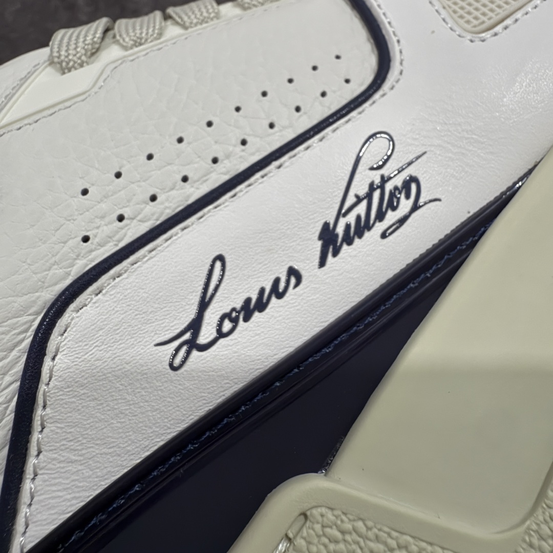 图片[4]-【私人订单】Louis Vuitton LV Trainer 系列 市场最强版 没有之一的存在💪🏻 2025最新版 同步官方星空鞋盒 礼盒包装 纯原顶级高端复刻 高端零售首选版本 购入2025 最新原版1-1开发复刻 相似度百分之99 大货拿在手上无法辨别真假 全鞋身做工精细 进口西班牙3mm斗牛皮摔荔纹韧度拉力十足 鞋面压花长时间不会消失 独家网版开模侧边饰VU ITTON标志与正品完全一致 侧面白荔皮压花凹凸立体感直接媲美正品 新版正品欧斯耐高弹160垫脚 脚感超舒适 独家底磨特供双色TPU组合大底 大底采用进口橡胶树材质套包工艺 固特异缝合锁边空胶工艺 永不开胶断线。 全套专柜24年底圣诞节限定包装，另有经典黄盒包装可选配。 专柜统一尺码（偏大一码）全网独家半码 女码：35 35.5 36 36.5 37 37.5 38 38.5 39 男码：39 40 40.5 41 41.5 42 42.5 43 43.5 44 44.5 45 46 47 （欧码 皮鞋尺码）比运动鞋大一码 全网独家做到最大47码 偏大一码 45=46 46=47 47=48 独家私模-选品中心