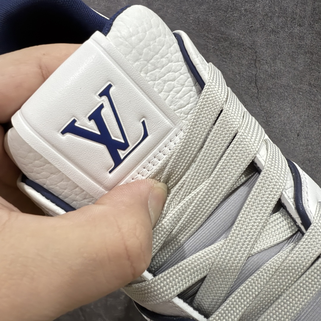 图片[7]-【私人订单】Louis Vuitton LV Trainer 系列 市场最强版 没有之一的存在💪🏻 2025最新版 同步官方星空鞋盒 礼盒包装 纯原顶级高端复刻 高端零售首选版本 购入2025 最新原版1-1开发复刻 相似度百分之99 大货拿在手上无法辨别真假 全鞋身做工精细 进口西班牙3mm斗牛皮摔荔纹韧度拉力十足 鞋面压花长时间不会消失 独家网版开模侧边饰VU ITTON标志与正品完全一致 侧面白荔皮压花凹凸立体感直接媲美正品 新版正品欧斯耐高弹160垫脚 脚感超舒适 独家底磨特供双色TPU组合大底 大底采用进口橡胶树材质套包工艺 固特异缝合锁边空胶工艺 永不开胶断线。 全套专柜24年底圣诞节限定包装，另有经典黄盒包装可选配。 专柜统一尺码（偏大一码）全网独家半码 女码：35 35.5 36 36.5 37 37.5 38 38.5 39 男码：39 40 40.5 41 41.5 42 42.5 43 43.5 44 44.5 45 46 47 （欧码 皮鞋尺码）比运动鞋大一码 全网独家做到最大47码 偏大一码 45=46 46=47 47=48 独家私模-选品中心
