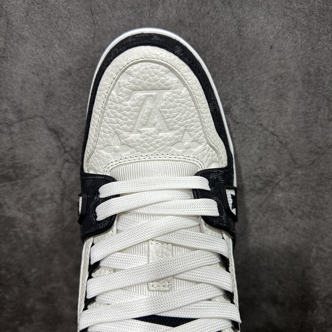 图片[5]-【私人订单】Louis Vuitton LV Trainer 系列 市场最强版 没有之一的存在💪🏻 2025最新版 同步官方星空鞋盒 礼盒包装 纯原顶级高端复刻 高端零售首选版本 购入2025 最新原版1-1开发复刻 相似度百分之99 大货拿在手上无法辨别真假 全鞋身做工精细 进口西班牙3mm斗牛皮摔荔纹韧度拉力十足 鞋面压花长时间不会消失 独家网版开模侧边饰VU ITTON标志与正品完全一致 侧面白荔皮压花凹凸立体感直接媲美正品 新版正品欧斯耐高弹160垫脚 脚感超舒适 独家底磨特供双色TPU组合大底 大底采用进口橡胶树材质套包工艺 固特异缝合锁边空胶工艺 永不开胶断线。 全套专柜24年底圣诞节限定包装，另有经典黄盒包装可选配。 专柜统一尺码（偏大一码）全网独家半码 女码：35 35.5 36 36.5 37 37.5 38 38.5 39 男码：39 40 40.5 41 41.5 42 42.5 43 43.5 44 44.5 45 46 47 （欧码 皮鞋尺码）比运动鞋大一码 全网独家做到最大47码 偏大一码 45=46 46=47 47=48 独家私模-选品中心