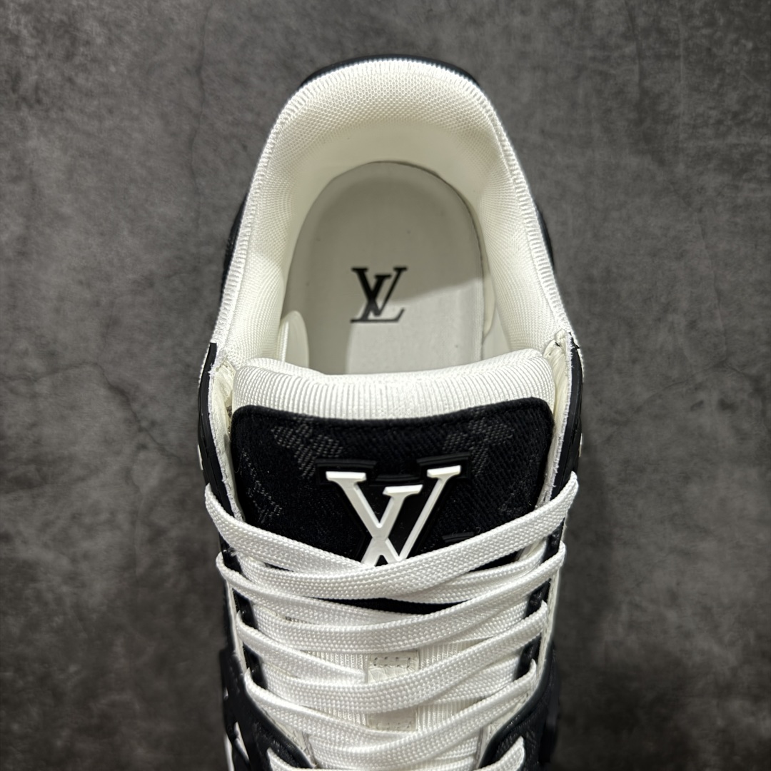 图片[8]-【私人订单】Louis Vuitton LV Trainer 系列 市场最强版 没有之一的存在💪🏻 2025最新版 同步官方星空鞋盒 礼盒包装 纯原顶级高端复刻 高端零售首选版本 购入2025 最新原版1-1开发复刻 相似度百分之99 大货拿在手上无法辨别真假 全鞋身做工精细 进口西班牙3mm斗牛皮摔荔纹韧度拉力十足 鞋面压花长时间不会消失 独家网版开模侧边饰VU ITTON标志与正品完全一致 侧面白荔皮压花凹凸立体感直接媲美正品 新版正品欧斯耐高弹160垫脚 脚感超舒适 独家底磨特供双色TPU组合大底 大底采用进口橡胶树材质套包工艺 固特异缝合锁边空胶工艺 永不开胶断线。 全套专柜24年底圣诞节限定包装，另有经典黄盒包装可选配。 专柜统一尺码（偏大一码）全网独家半码 女码：35 35.5 36 36.5 37 37.5 38 38.5 39 男码：39 40 40.5 41 41.5 42 42.5 43 43.5 44 44.5 45 46 47 （欧码 皮鞋尺码）比运动鞋大一码 全网独家做到最大47码 偏大一码 45=46 46=47 47=48 独家私模-选品中心