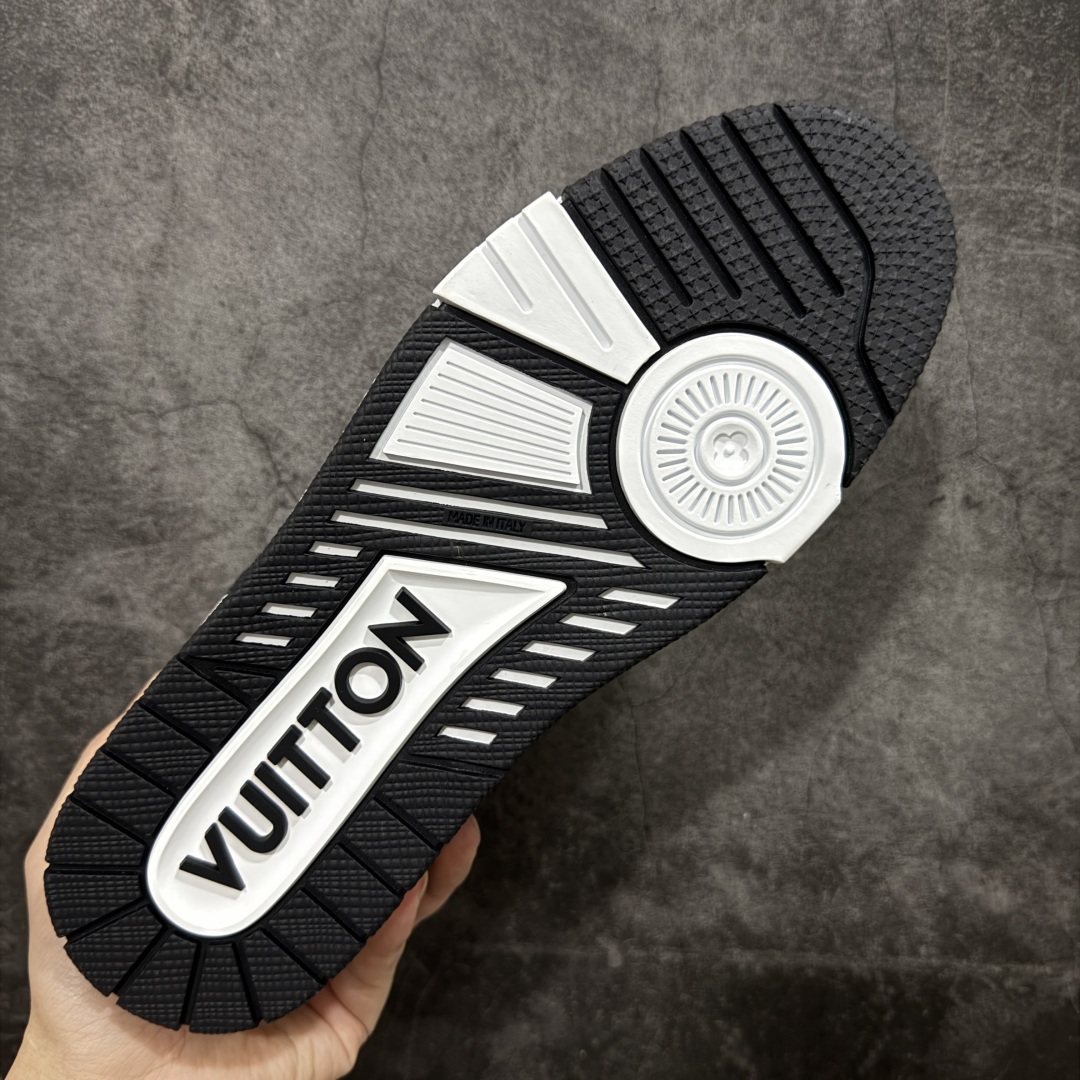 图片[9]-【私人订单】Louis Vuitton LV Trainer 系列 市场最强版 没有之一的存在💪🏻 2025最新版 同步官方星空鞋盒 礼盒包装 纯原顶级高端复刻 高端零售首选版本 购入2025 最新原版1-1开发复刻 相似度百分之99 大货拿在手上无法辨别真假 全鞋身做工精细 进口西班牙3mm斗牛皮摔荔纹韧度拉力十足 鞋面压花长时间不会消失 独家网版开模侧边饰VU ITTON标志与正品完全一致 侧面白荔皮压花凹凸立体感直接媲美正品 新版正品欧斯耐高弹160垫脚 脚感超舒适 独家底磨特供双色TPU组合大底 大底采用进口橡胶树材质套包工艺 固特异缝合锁边空胶工艺 永不开胶断线。 全套专柜24年底圣诞节限定包装，另有经典黄盒包装可选配。 专柜统一尺码（偏大一码）全网独家半码 女码：35 35.5 36 36.5 37 37.5 38 38.5 39 男码：39 40 40.5 41 41.5 42 42.5 43 43.5 44 44.5 45 46 47 （欧码 皮鞋尺码）比运动鞋大一码 全网独家做到最大47码 偏大一码 45=46 46=47 47=48 独家私模-选品中心