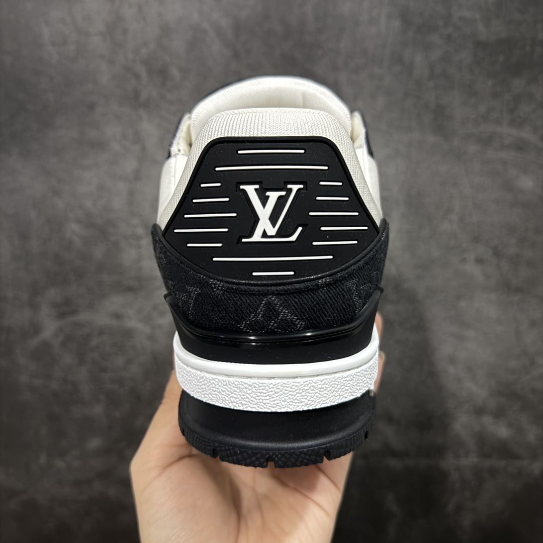 图片[4]-【私人订单】Louis Vuitton LV Trainer 系列 市场最强版 没有之一的存在💪🏻 2025最新版 同步官方星空鞋盒 礼盒包装 纯原顶级高端复刻 高端零售首选版本 购入2025 最新原版1-1开发复刻 相似度百分之99 大货拿在手上无法辨别真假 全鞋身做工精细 进口西班牙3mm斗牛皮摔荔纹韧度拉力十足 鞋面压花长时间不会消失 独家网版开模侧边饰VU ITTON标志与正品完全一致 侧面白荔皮压花凹凸立体感直接媲美正品 新版正品欧斯耐高弹160垫脚 脚感超舒适 独家底磨特供双色TPU组合大底 大底采用进口橡胶树材质套包工艺 固特异缝合锁边空胶工艺 永不开胶断线。 全套专柜24年底圣诞节限定包装，另有经典黄盒包装可选配。 专柜统一尺码（偏大一码）全网独家半码 女码：35 35.5 36 36.5 37 37.5 38 38.5 39 男码：39 40 40.5 41 41.5 42 42.5 43 43.5 44 44.5 45 46 47 （欧码 皮鞋尺码）比运动鞋大一码 全网独家做到最大47码 偏大一码 45=46 46=47 47=48 独家私模-选品中心