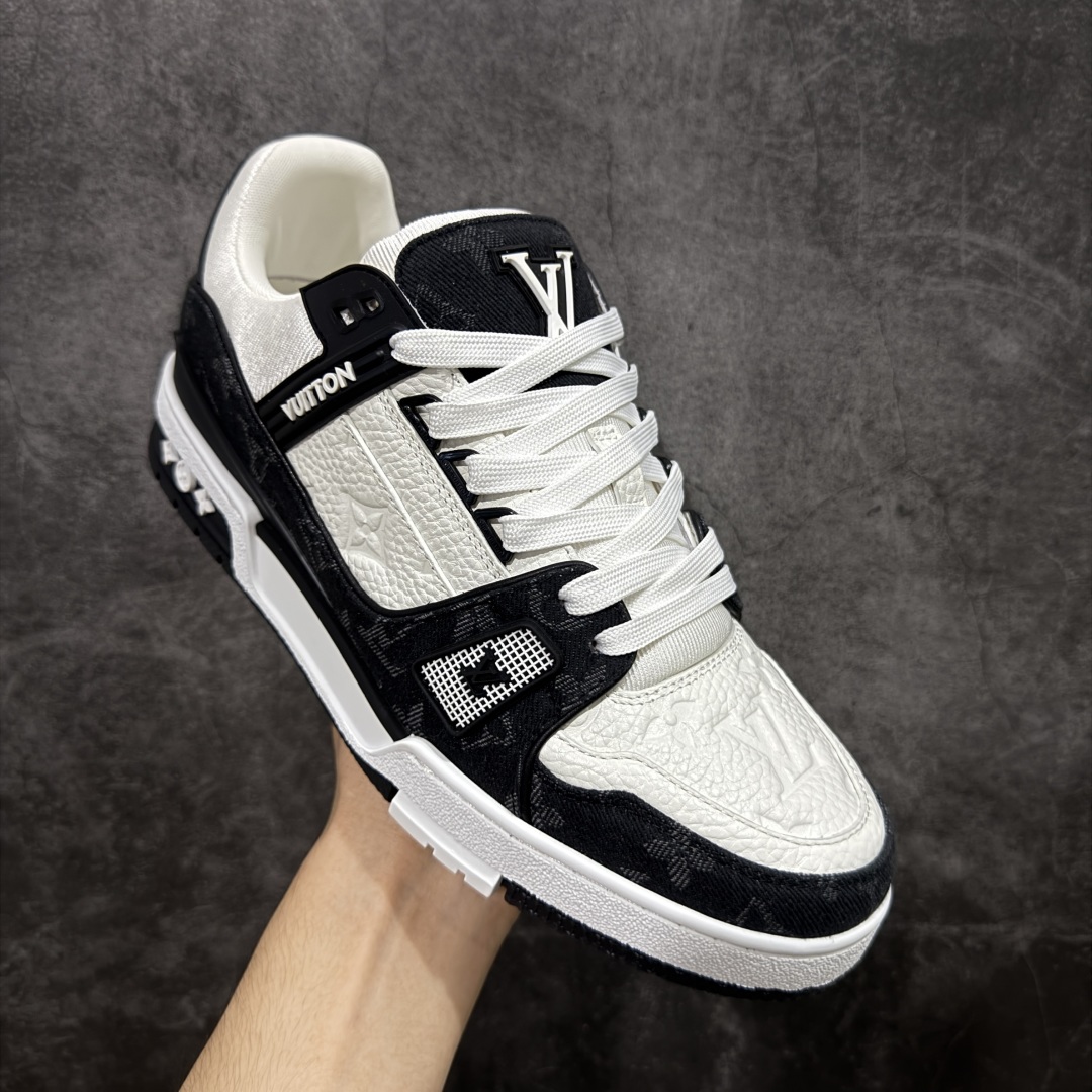 图片[3]-【私人订单】Louis Vuitton LV Trainer 系列 市场最强版 没有之一的存在💪🏻 2025最新版 同步官方星空鞋盒 礼盒包装 纯原顶级高端复刻 高端零售首选版本 购入2025 最新原版1-1开发复刻 相似度百分之99 大货拿在手上无法辨别真假 全鞋身做工精细 进口西班牙3mm斗牛皮摔荔纹韧度拉力十足 鞋面压花长时间不会消失 独家网版开模侧边饰VU ITTON标志与正品完全一致 侧面白荔皮压花凹凸立体感直接媲美正品 新版正品欧斯耐高弹160垫脚 脚感超舒适 独家底磨特供双色TPU组合大底 大底采用进口橡胶树材质套包工艺 固特异缝合锁边空胶工艺 永不开胶断线。 全套专柜24年底圣诞节限定包装，另有经典黄盒包装可选配。 专柜统一尺码（偏大一码）全网独家半码 女码：35 35.5 36 36.5 37 37.5 38 38.5 39 男码：39 40 40.5 41 41.5 42 42.5 43 43.5 44 44.5 45 46 47 （欧码 皮鞋尺码）比运动鞋大一码 全网独家做到最大47码 偏大一码 45=46 46=47 47=48 独家私模-选品中心