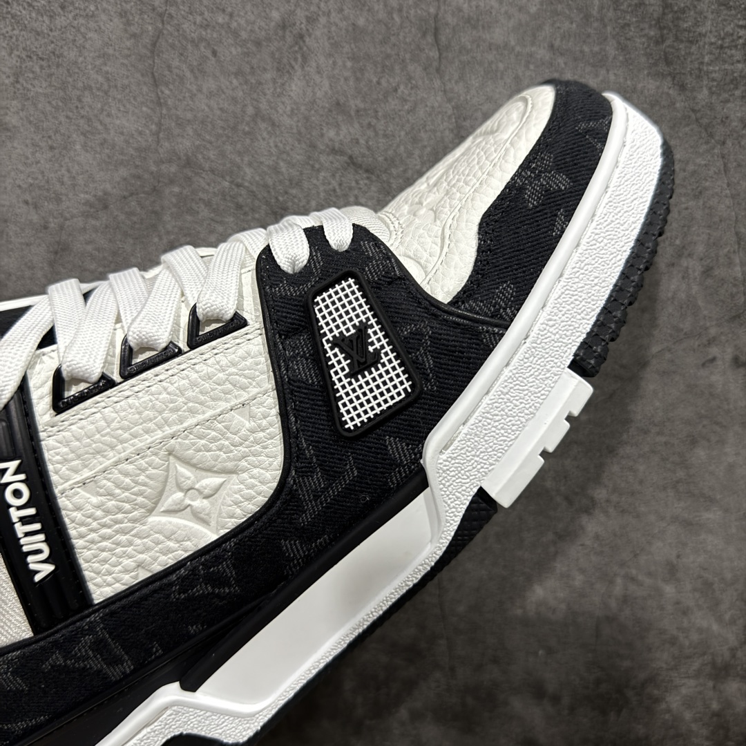 图片[6]-【私人订单】Louis Vuitton LV Trainer 系列 市场最强版 没有之一的存在💪🏻 2025最新版 同步官方星空鞋盒 礼盒包装 纯原顶级高端复刻 高端零售首选版本 购入2025 最新原版1-1开发复刻 相似度百分之99 大货拿在手上无法辨别真假 全鞋身做工精细 进口西班牙3mm斗牛皮摔荔纹韧度拉力十足 鞋面压花长时间不会消失 独家网版开模侧边饰VU ITTON标志与正品完全一致 侧面白荔皮压花凹凸立体感直接媲美正品 新版正品欧斯耐高弹160垫脚 脚感超舒适 独家底磨特供双色TPU组合大底 大底采用进口橡胶树材质套包工艺 固特异缝合锁边空胶工艺 永不开胶断线。 全套专柜24年底圣诞节限定包装，另有经典黄盒包装可选配。 专柜统一尺码（偏大一码）全网独家半码 女码：35 35.5 36 36.5 37 37.5 38 38.5 39 男码：39 40 40.5 41 41.5 42 42.5 43 43.5 44 44.5 45 46 47 （欧码 皮鞋尺码）比运动鞋大一码 全网独家做到最大47码 偏大一码 45=46 46=47 47=48 独家私模-选品中心